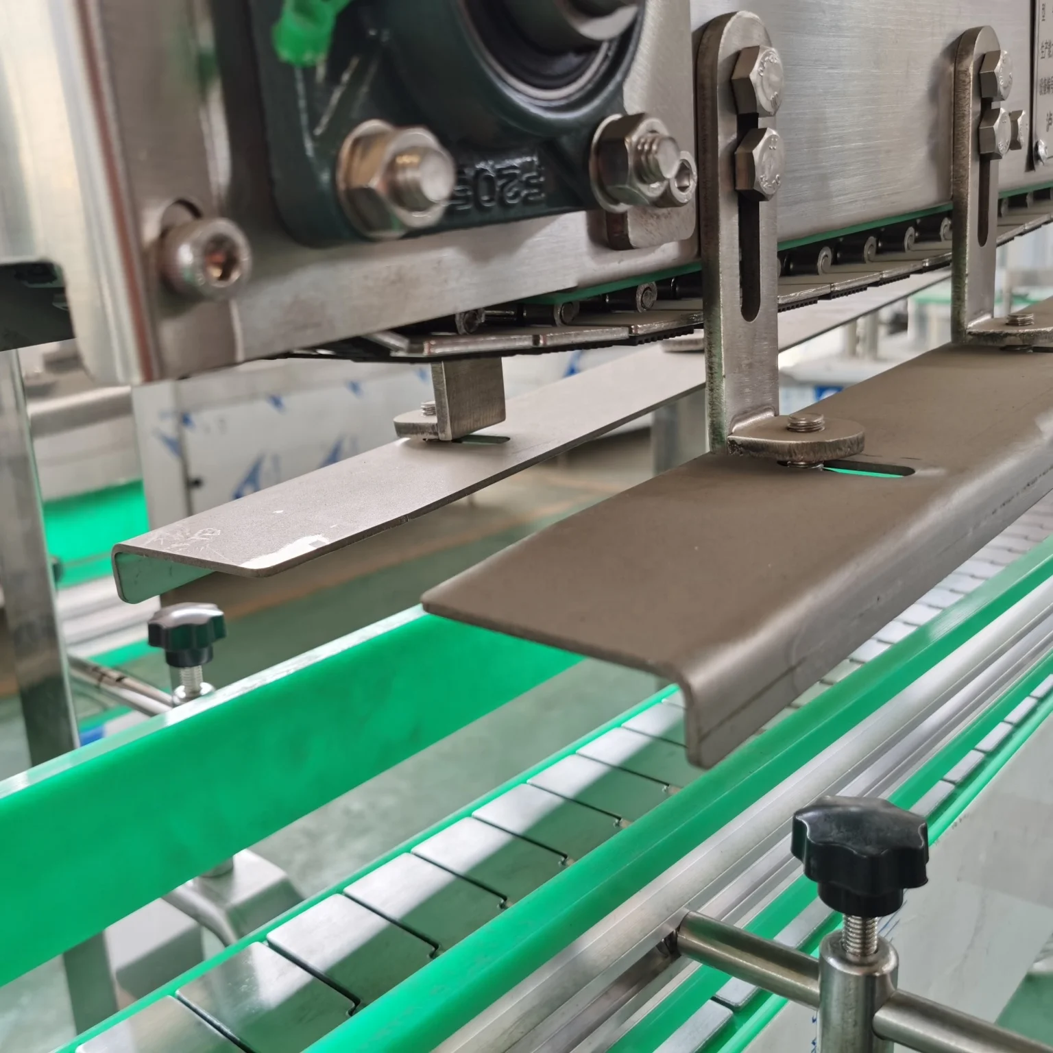 Automatic Compression Cap Capping And Pressing Machine Plastic Drum Bucket Capping Machine