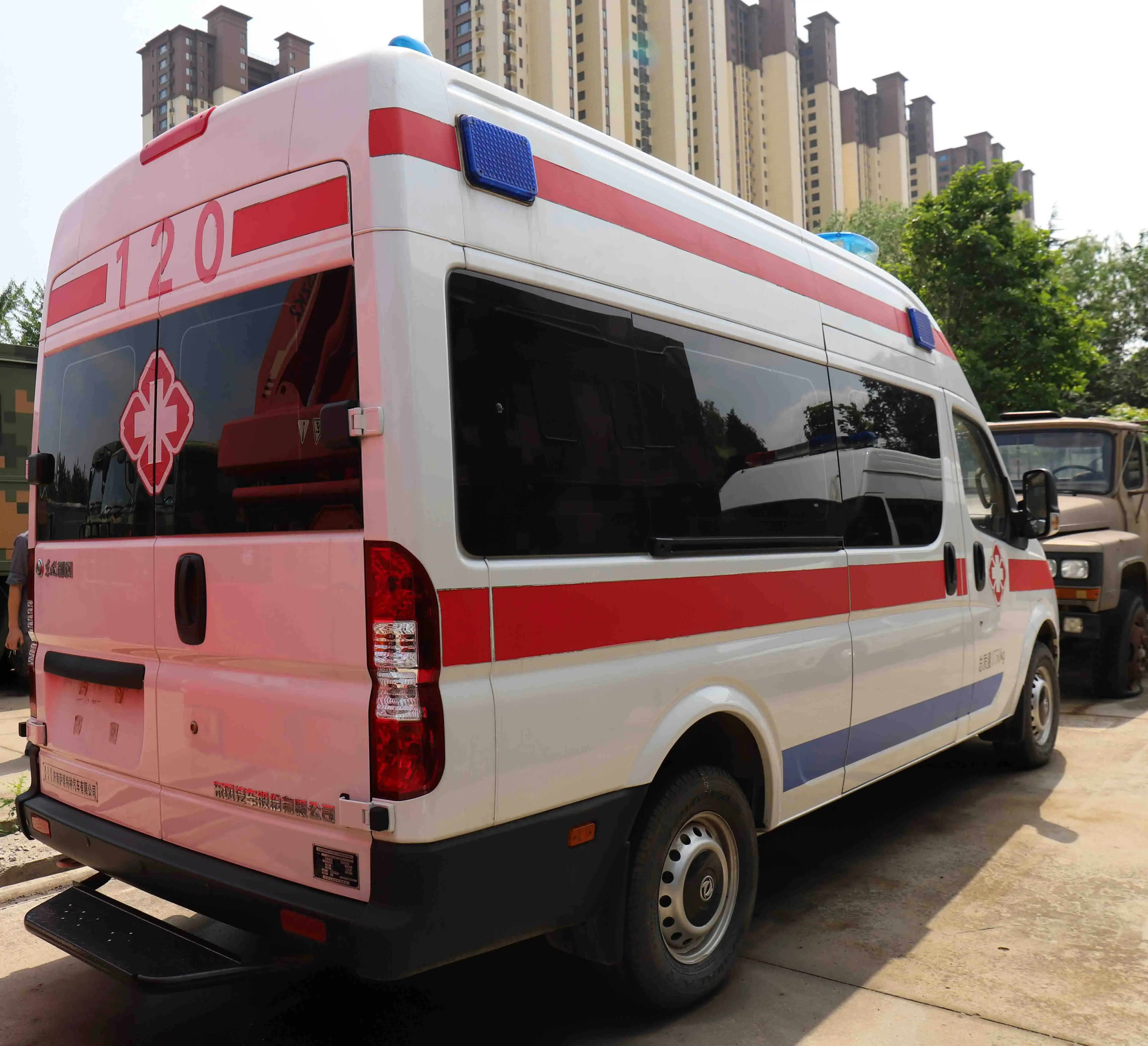 Negative Pressure Medical Ambulance Hospital Disability Transfer Vehicle 4X2 Mobile Clinic Vehicle with Insolation Chamber