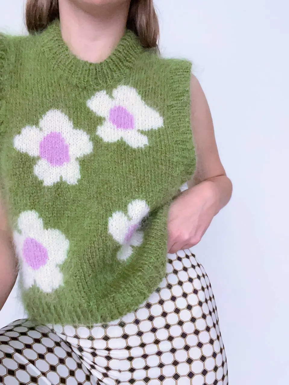 2024 Wholesale Custom Service  Summer and Spring Stylish  Flower Decoration Design Knitted  Top Vest Sweater for Women