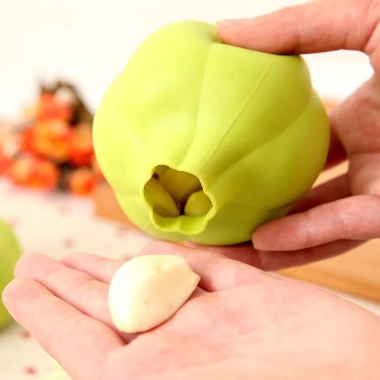 Silicone Garlic Peeler To Peel The Garlic By Hand To Remove
