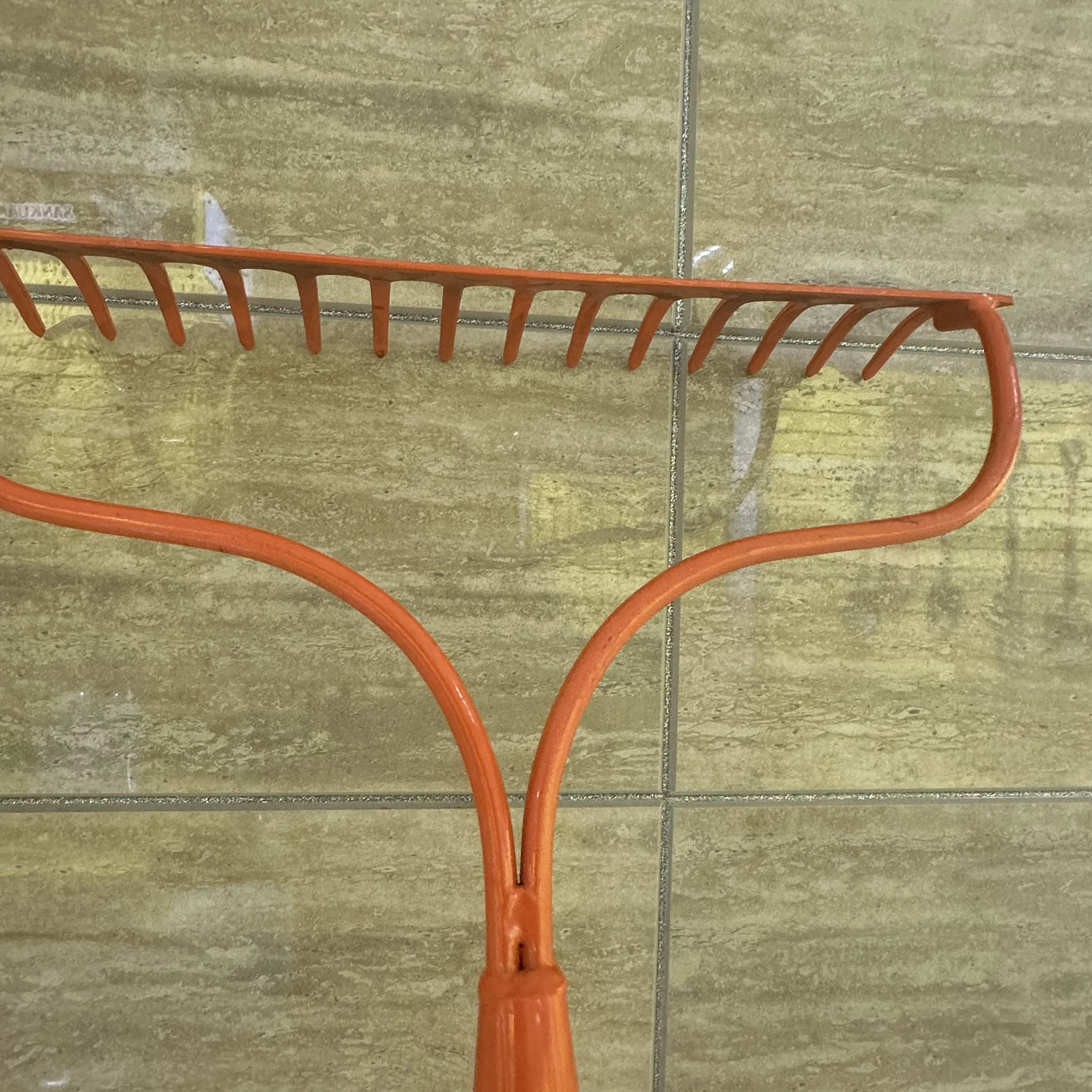 Factory  hot product leaf grabber rake lawn leveling garden tool weeding rake with long handle