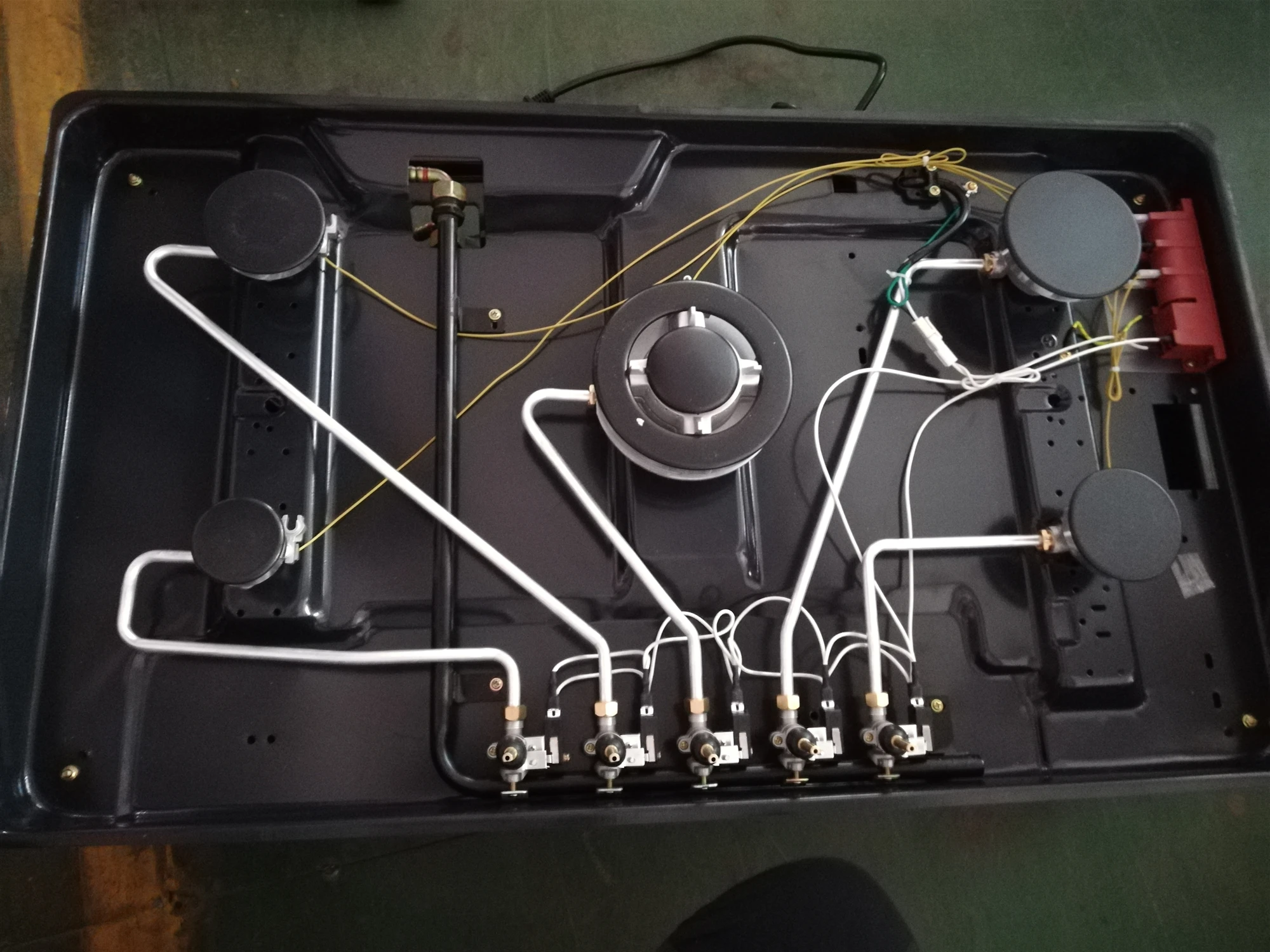 New design built in type gas stove with stainless steel water tray approved by CE