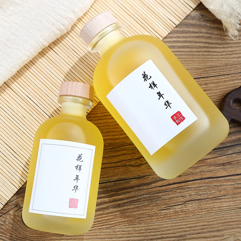 Made in China Handmade Customized Round Glass Wine Bottle 250ml 500ml Clear Glass Bottle with Metal Screw Cap or Wooden Stopper