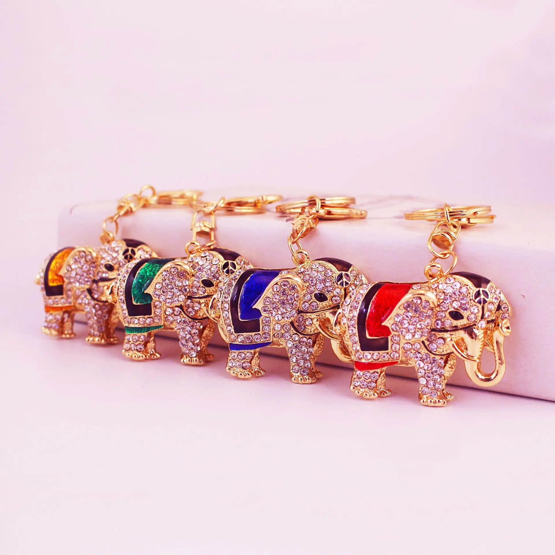 Женский брелок в виде слона