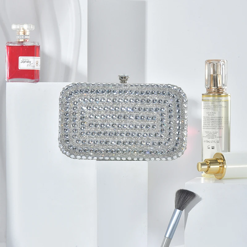 Прямоугольный клатч со стразами