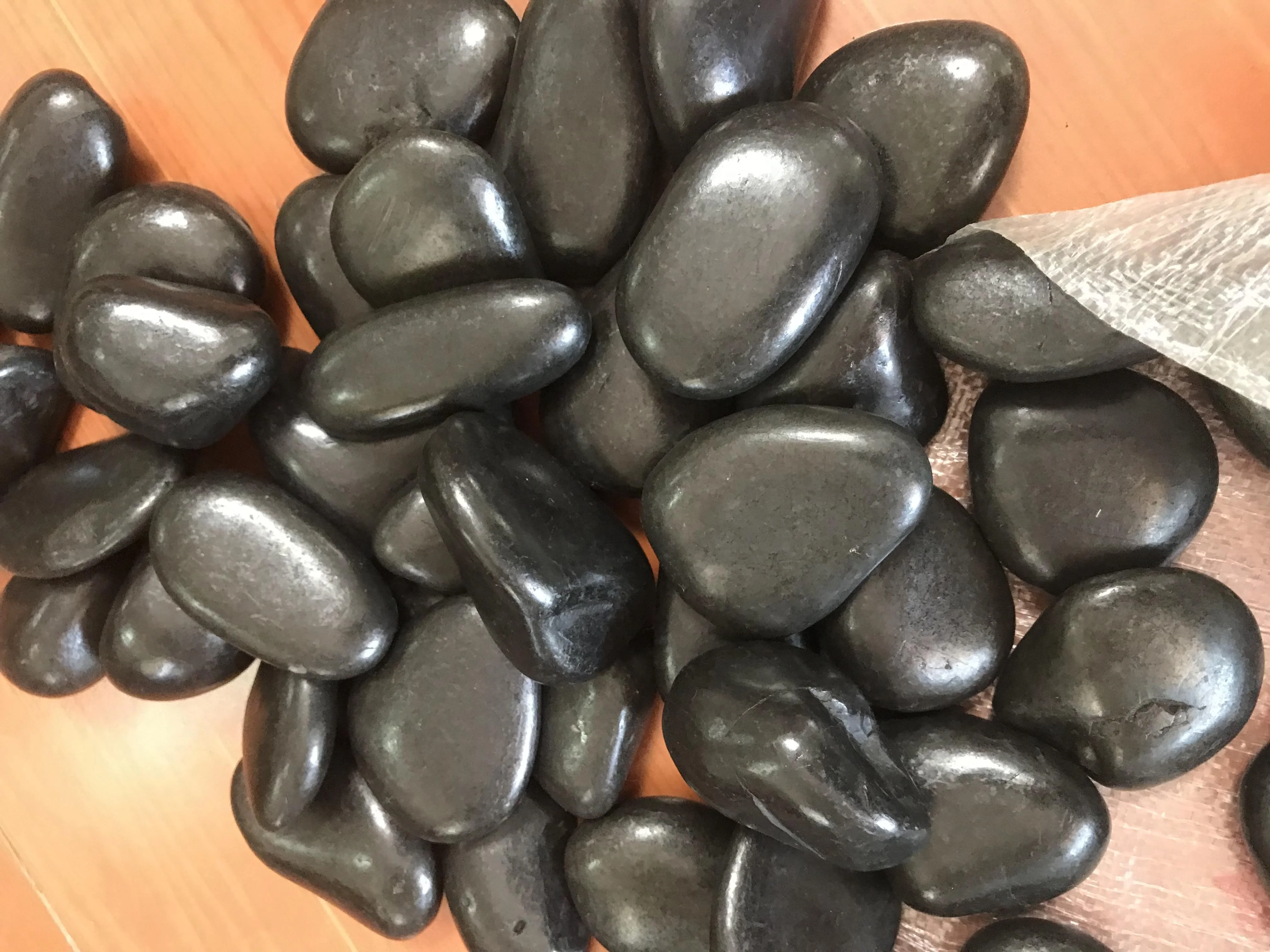Hot Sell Black Natural Polished River Rock Landscaping High Quality Natural Pebble Stone Black Beach River Pebble Rock