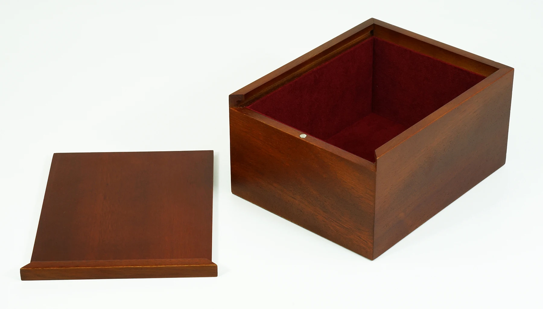 Деревянная шкатулка для шахматных фигур