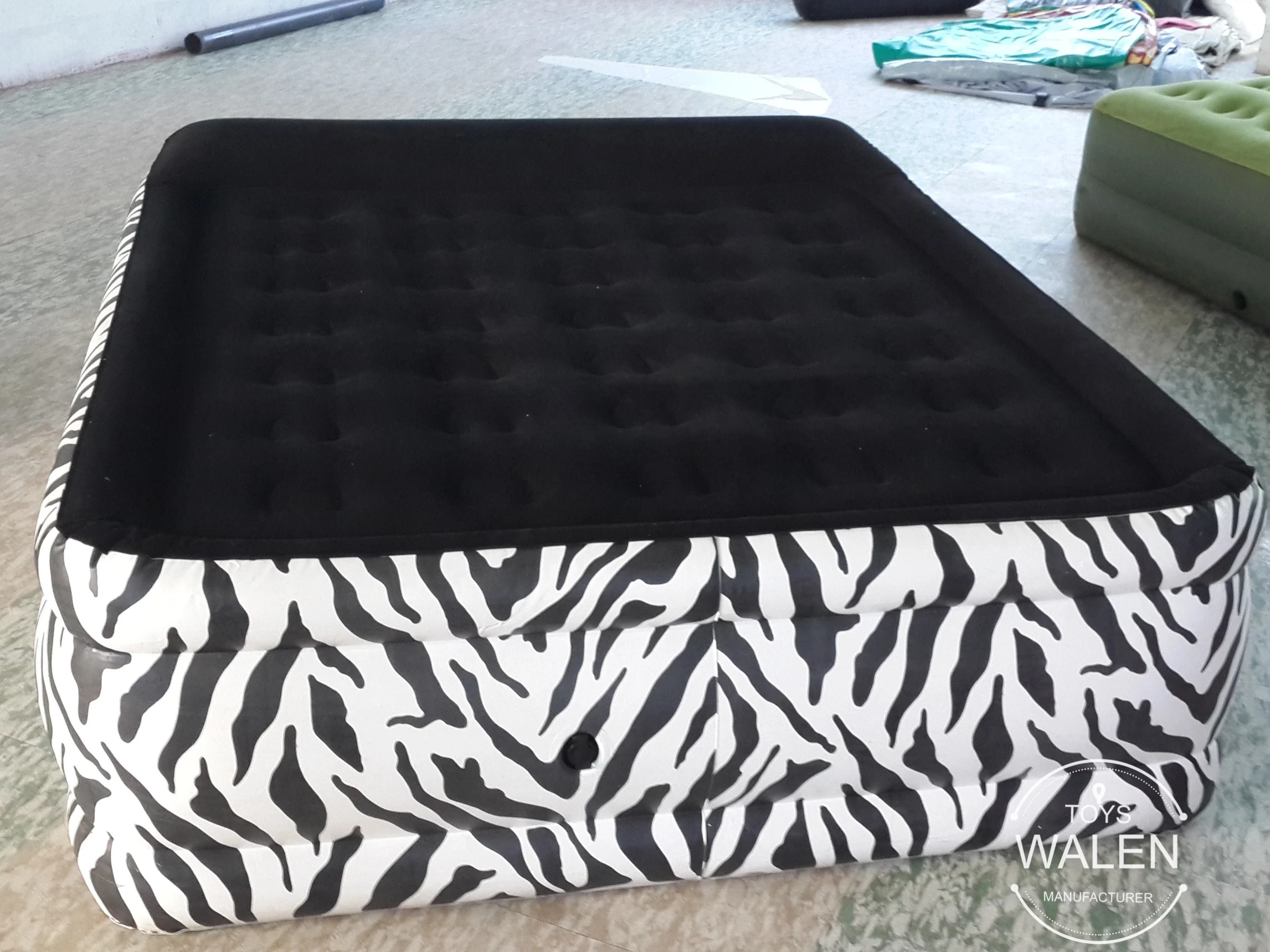 flocked top King size inflatable air matress with built in pump for Living room Bedroom