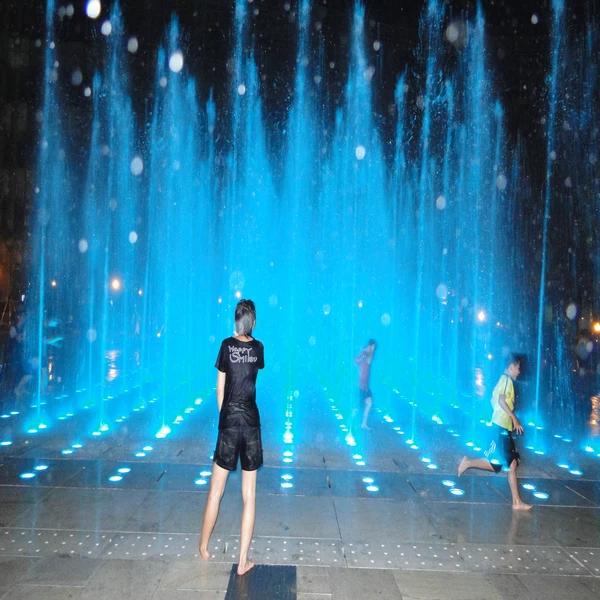 Овальный уникальный открытый сухой пол музыкальный танцующий наземный водный фонтан с красочными светодиодными лампами