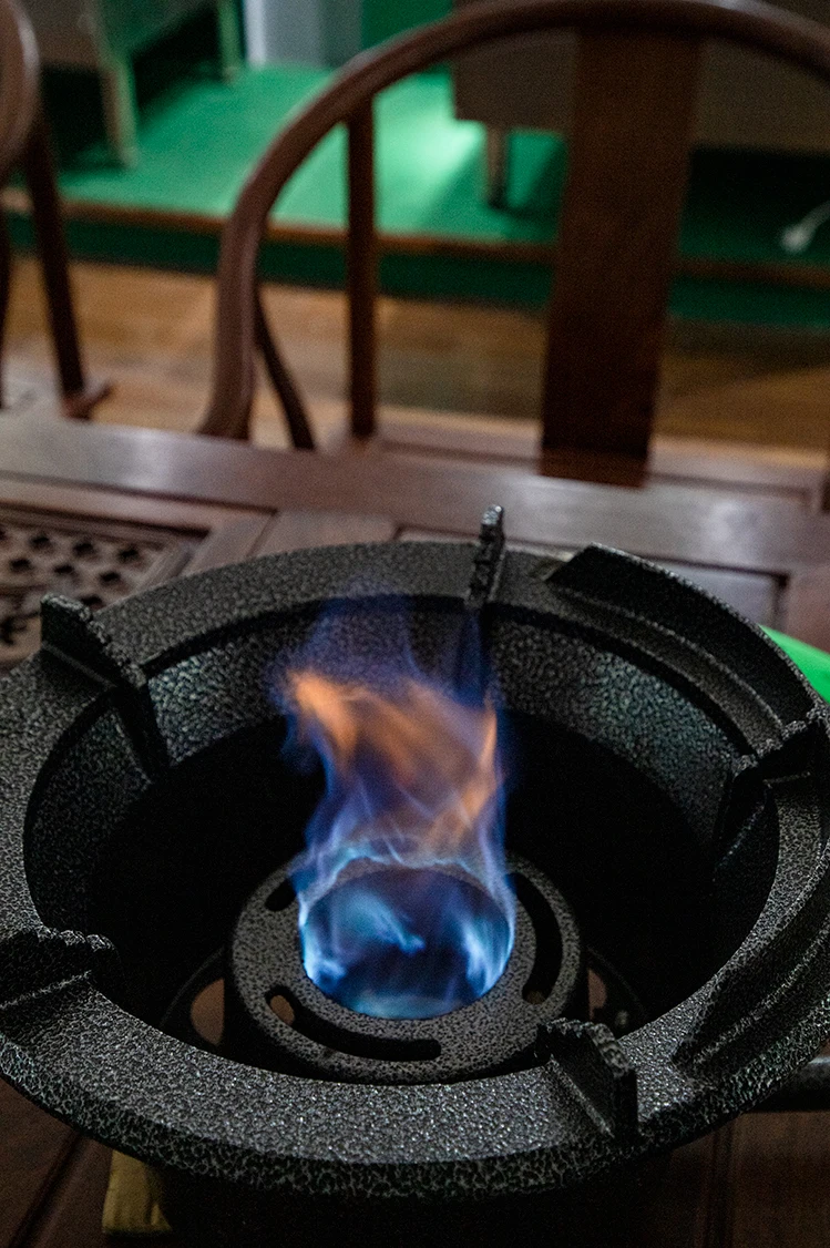 Модная привлекательная дизайнерская газовая плита YIUAN lpg чугунная струйная 1 горелка для ресторана и отеля