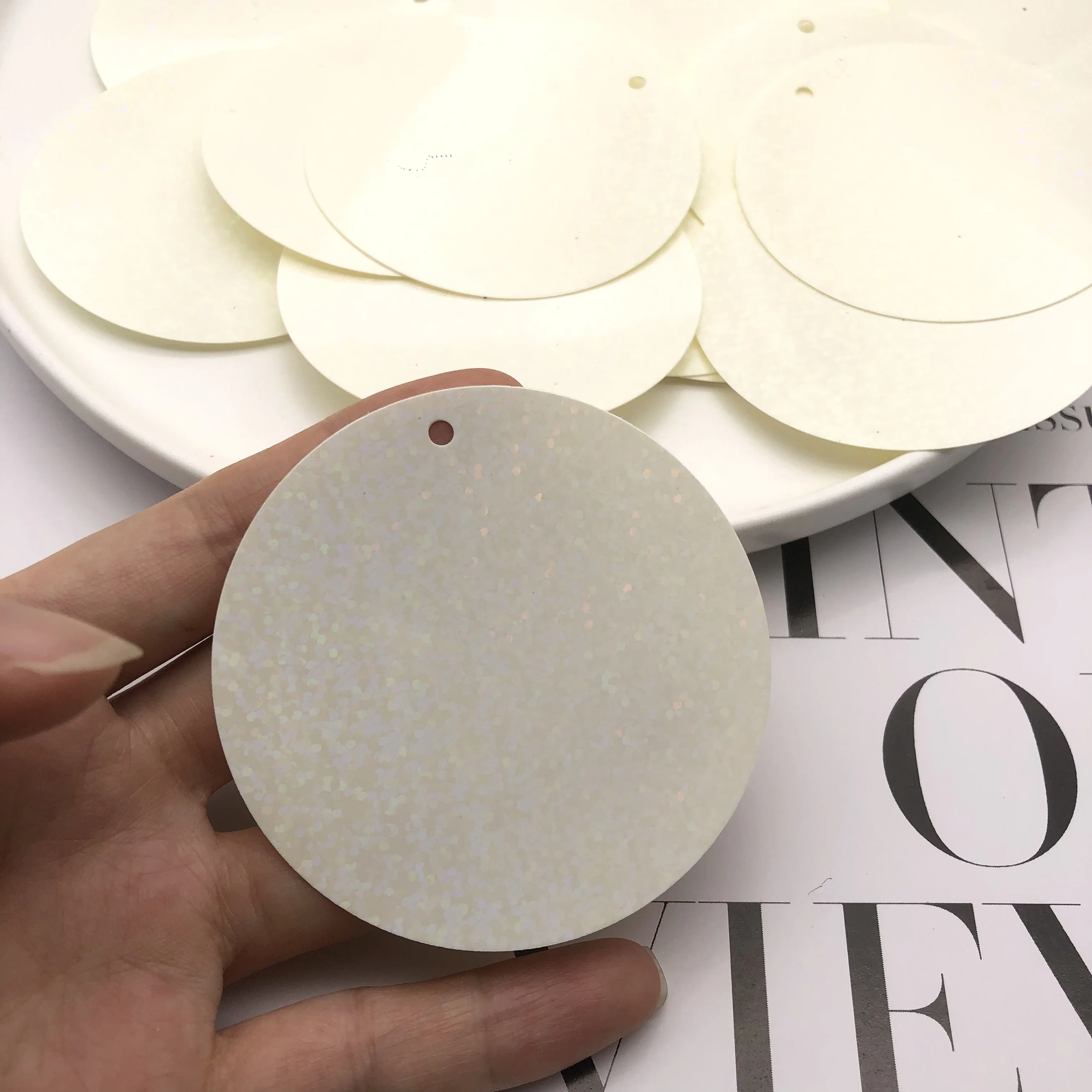 Оптовая продажа ПВХ круглая свободная Лазерная белая большая пайетка 60 мм для аксессуаров одежды