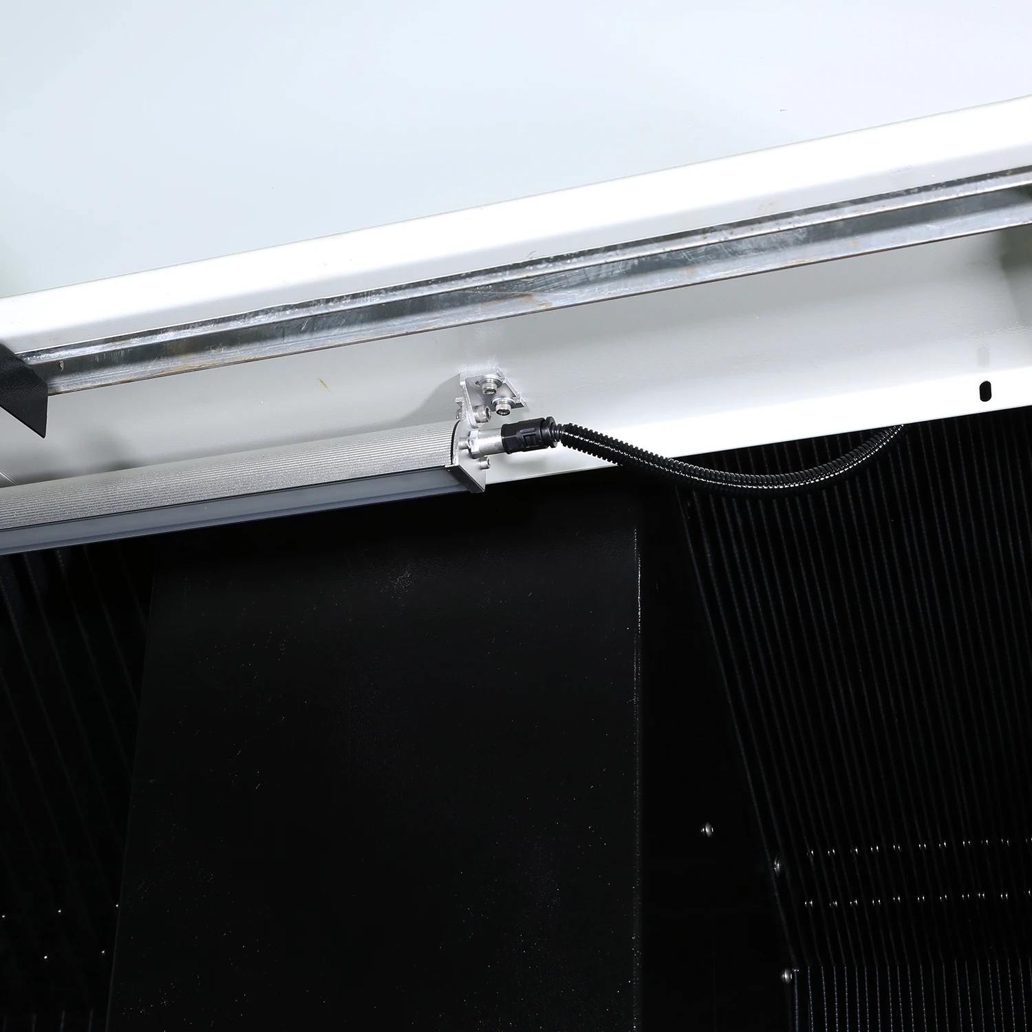 LV845-B New 3 Axis Cnc Milling Machine  Product Controller Servo Drive Vertical Machining Center 8 Tool