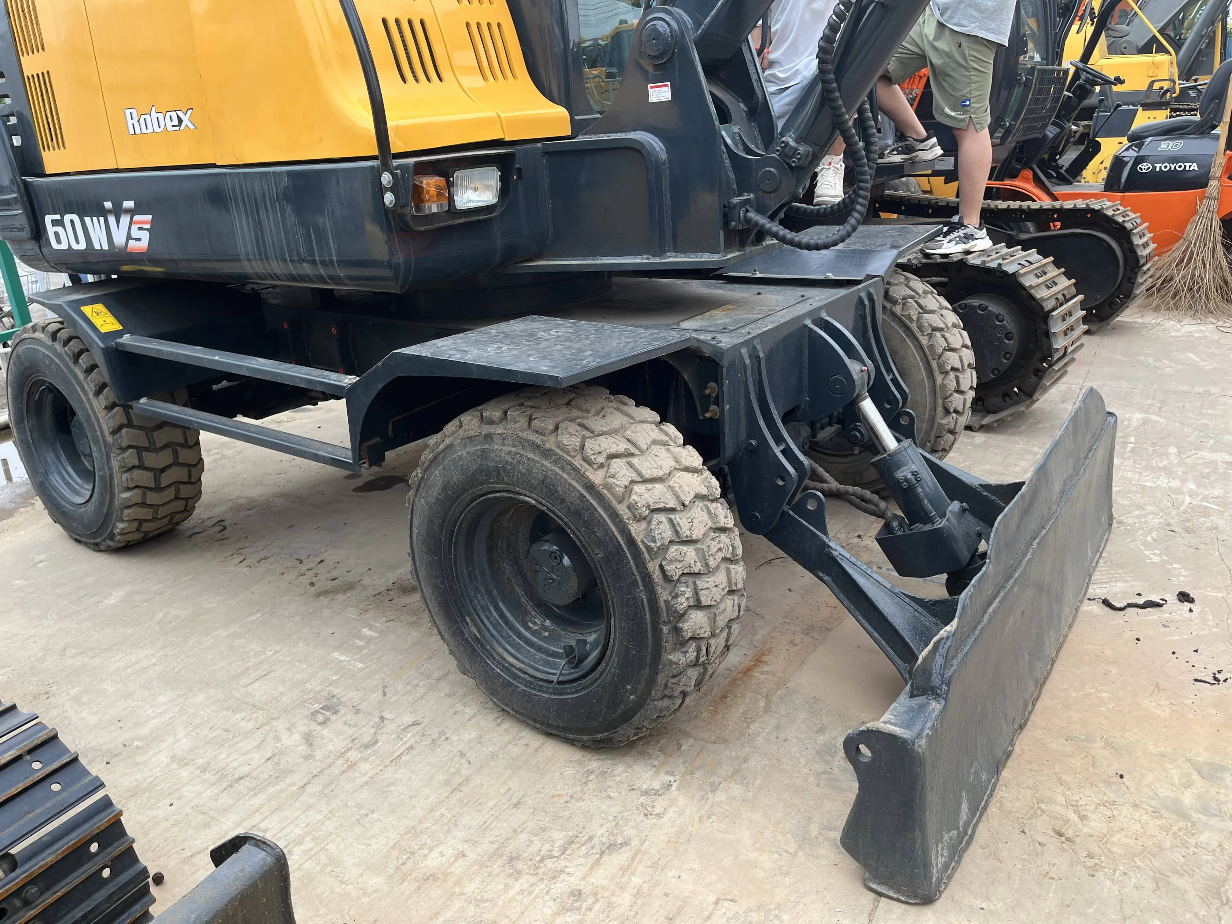 HYUNDAI R60W подержанный колесный экскаватор 6 тонн второй ручной гусеничный