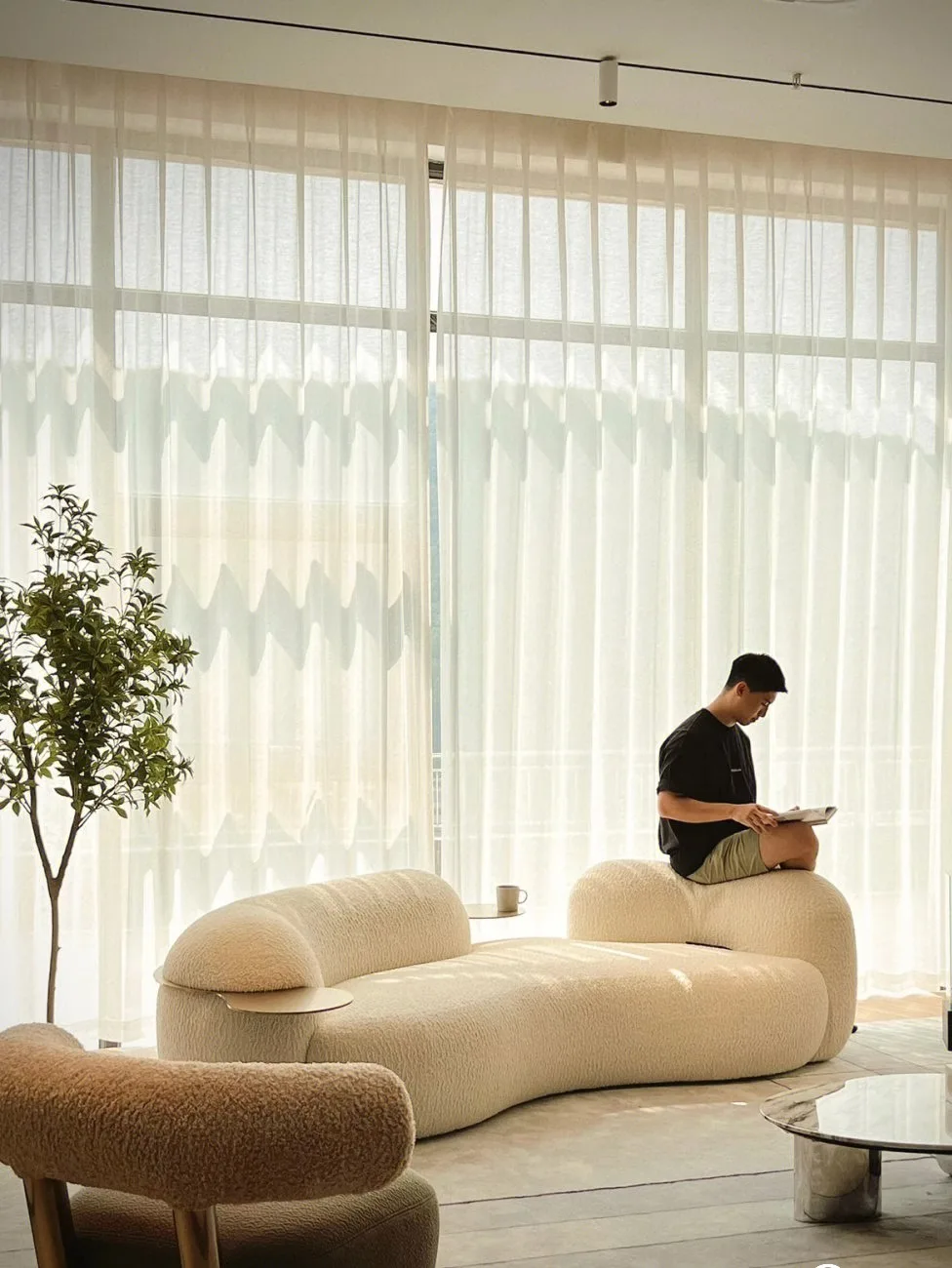 Nordic light luxury designer living room creative minimalist simple technology cloth reception curved pea sofa beauty salon