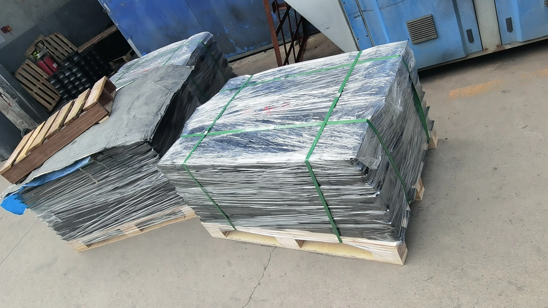 Factory hot sales  Paver Parts 300MM Caoutchouc de piste paver track pad  Shoe For  asphalt paver spare