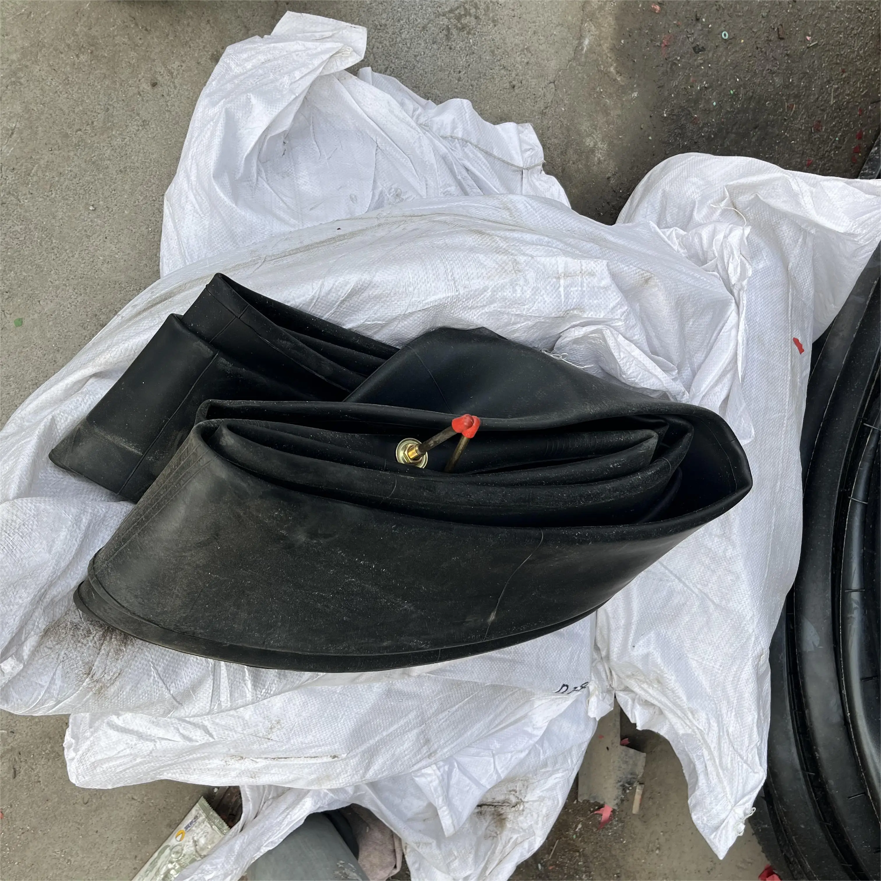 Factory directly  low price amusement park ride   bumper cars spare tires  neumaticos de los chocones amusement park facility