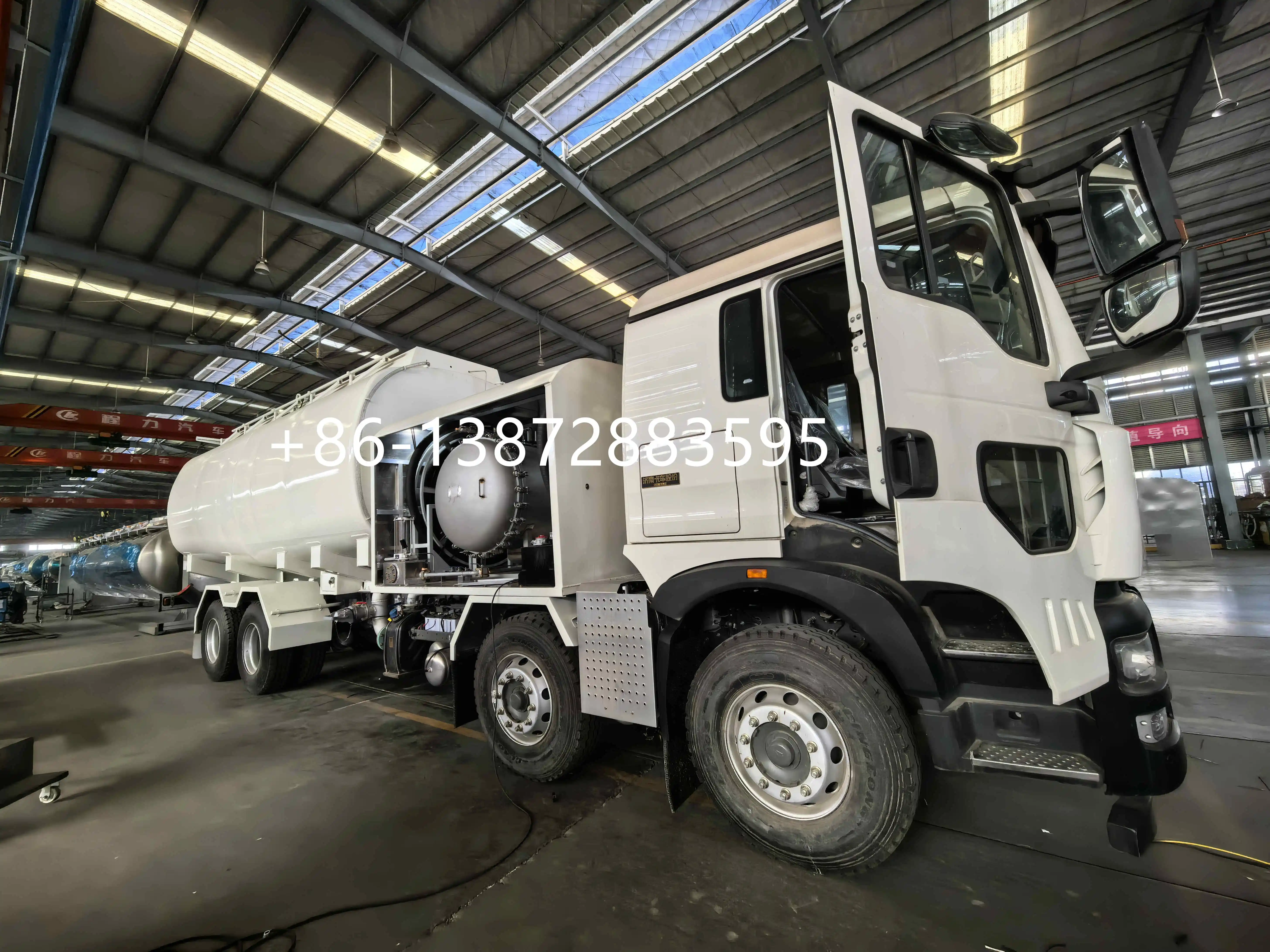 Good Prices HOWO 30000 Liters 8*4 Aircraft Jet Fuel Refueler Aviation Fuel Dispensing tank Truck for Sale