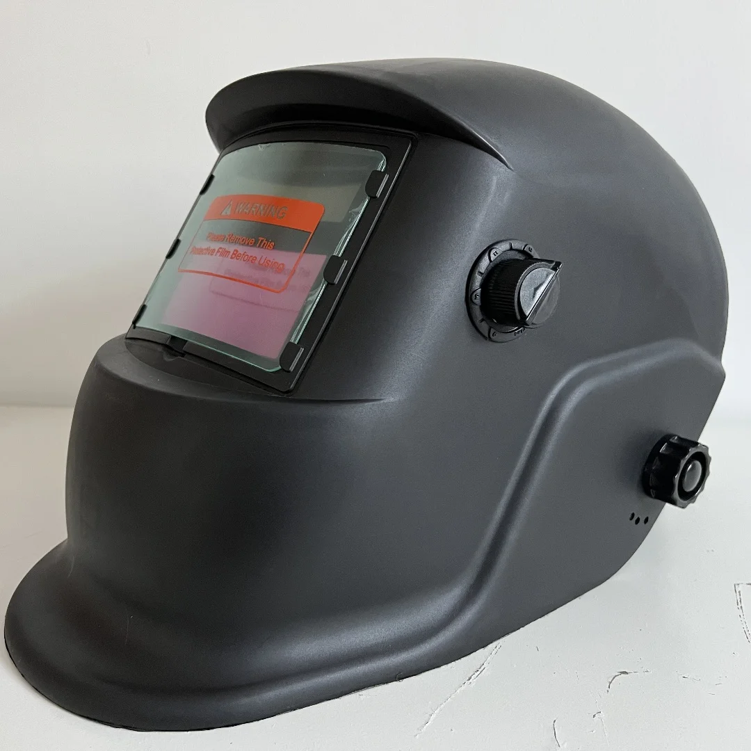 Self darkening welding helmet