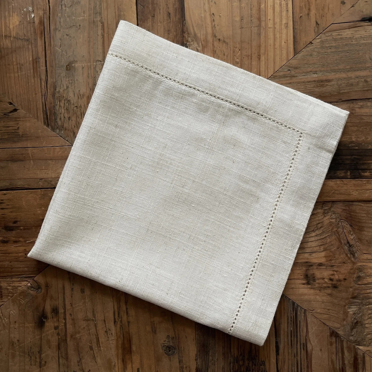 Elegant Europe Plain Dyed Linen Blend Hemstitched Mitered Corner Wide Edge Dinner Napkin for Home Restaurant Wedding and Hotel