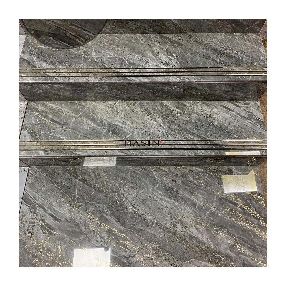 New Luxury Modern Stairs Step Tiles One Porcelain Full Body Marble Floor Staircase Steps Tiles With Gold Strips