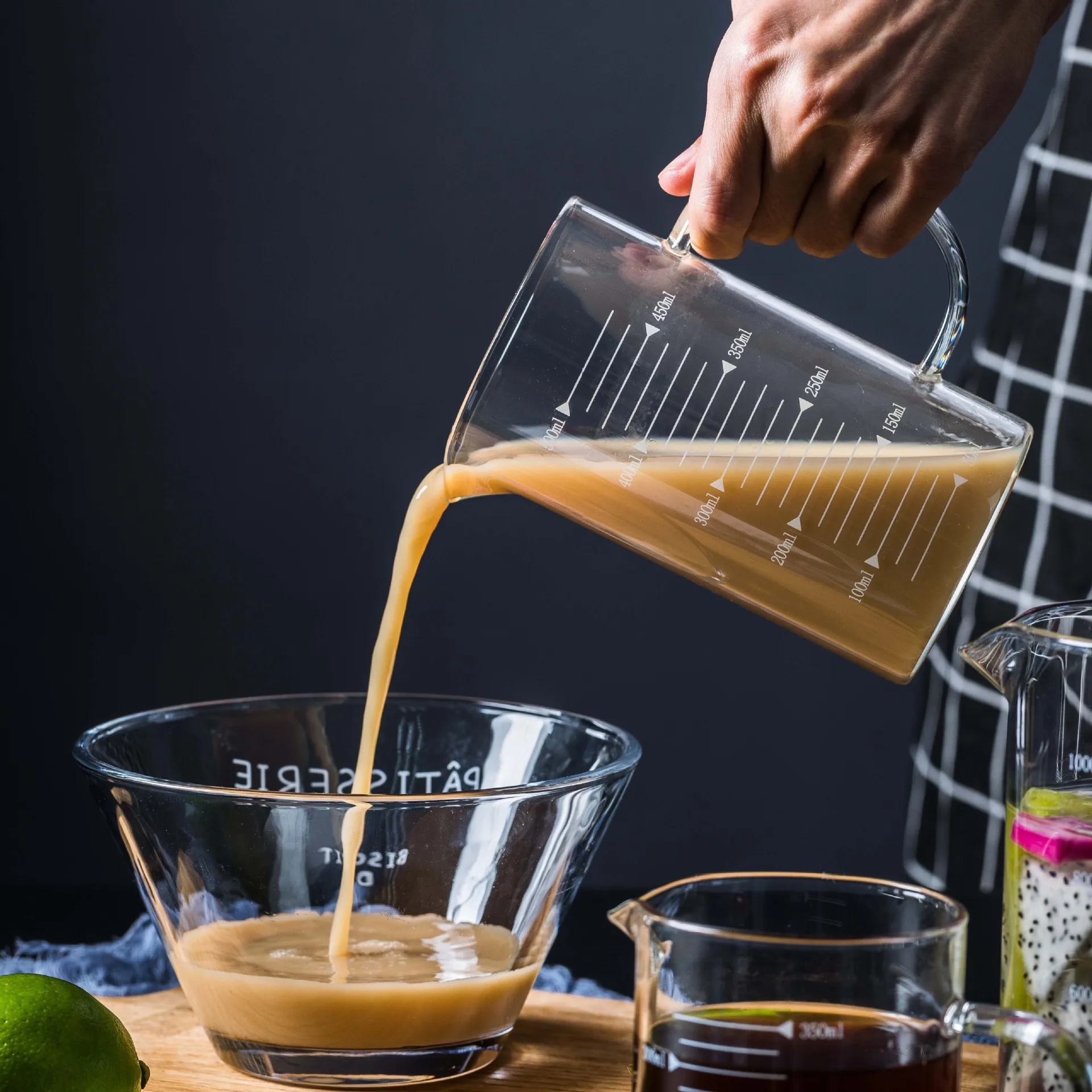Customizable High Borosilicate Thickened Glass Measuring Cup Modern round Pyrex Beaker for Parties