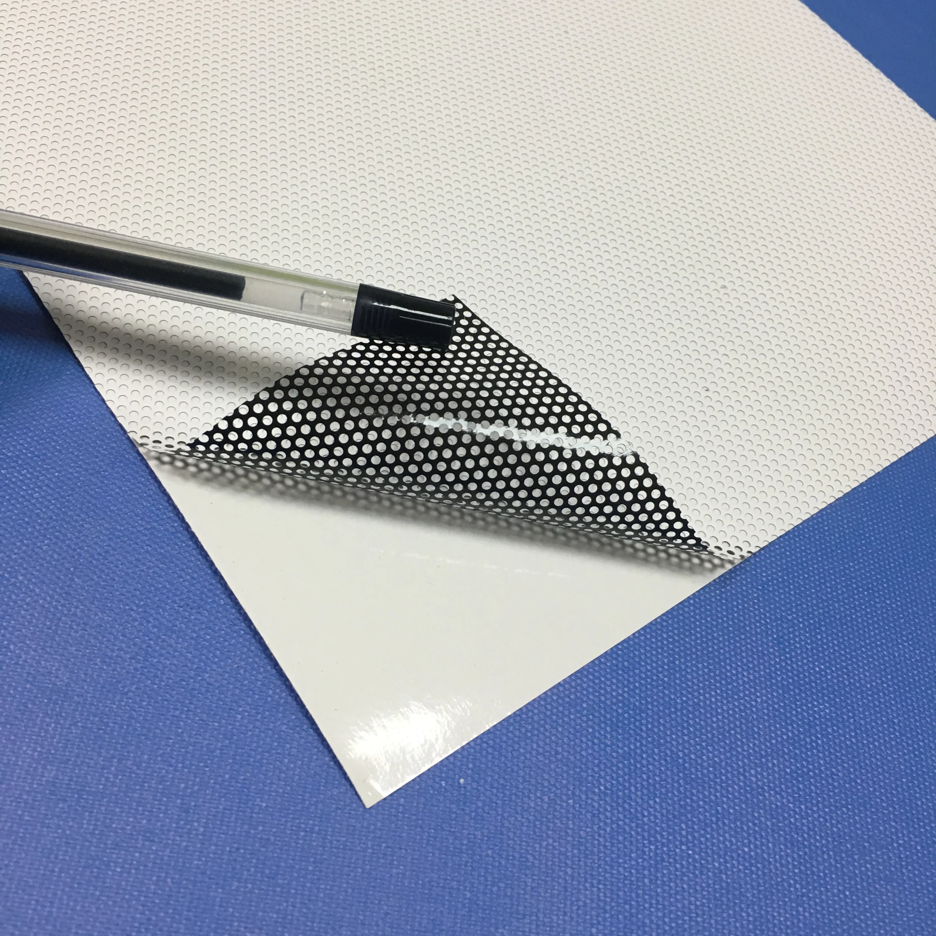 Высококачественная утолщенная печатная односторонняя виниловая перфорированная пленка в