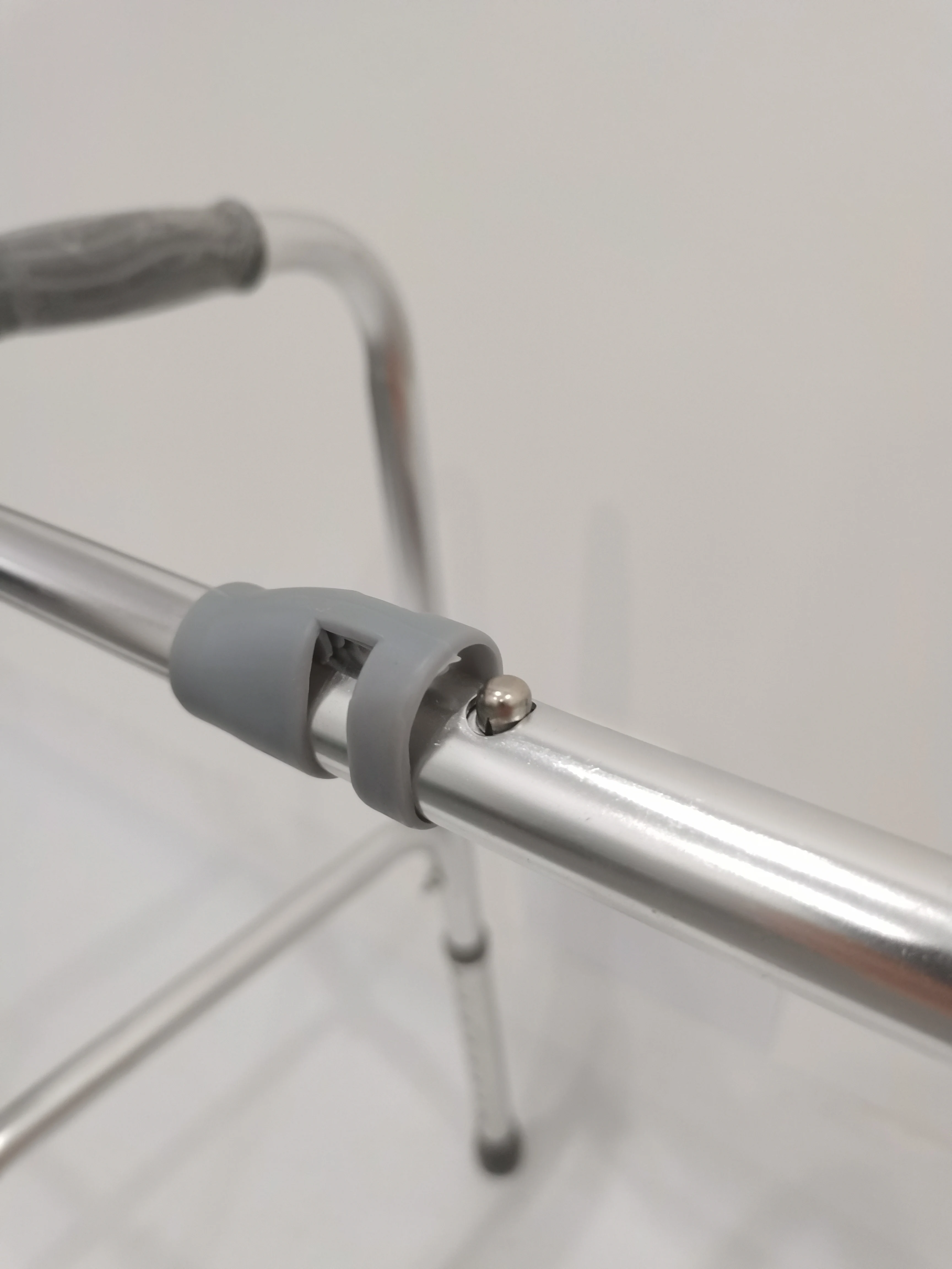 Customized Medical Rehabilitation Training Equipment Aluminum Alloy PE Plastic Lightweight Walkers Walking Upright Mobility Aid