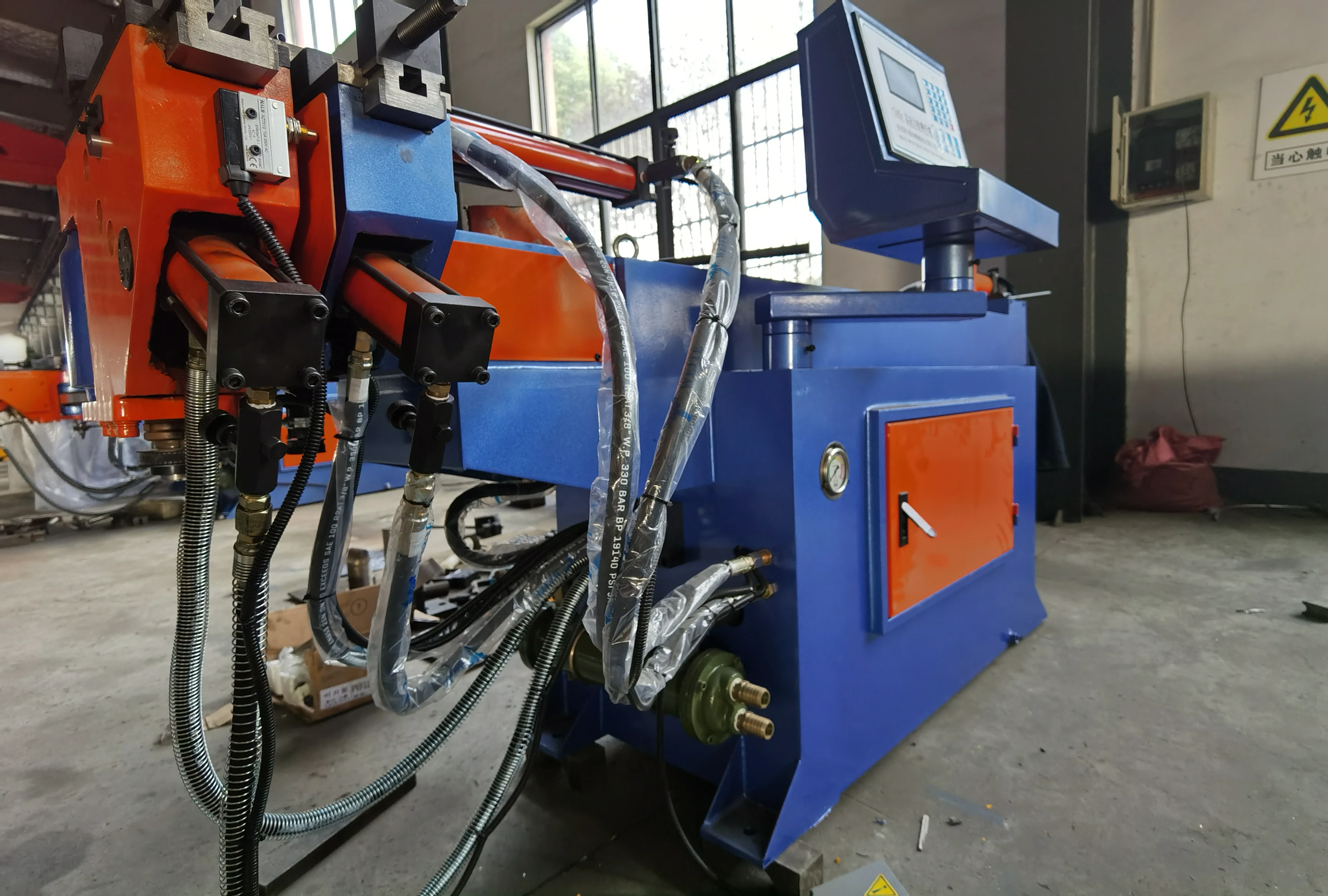 
Pipe bending machine 