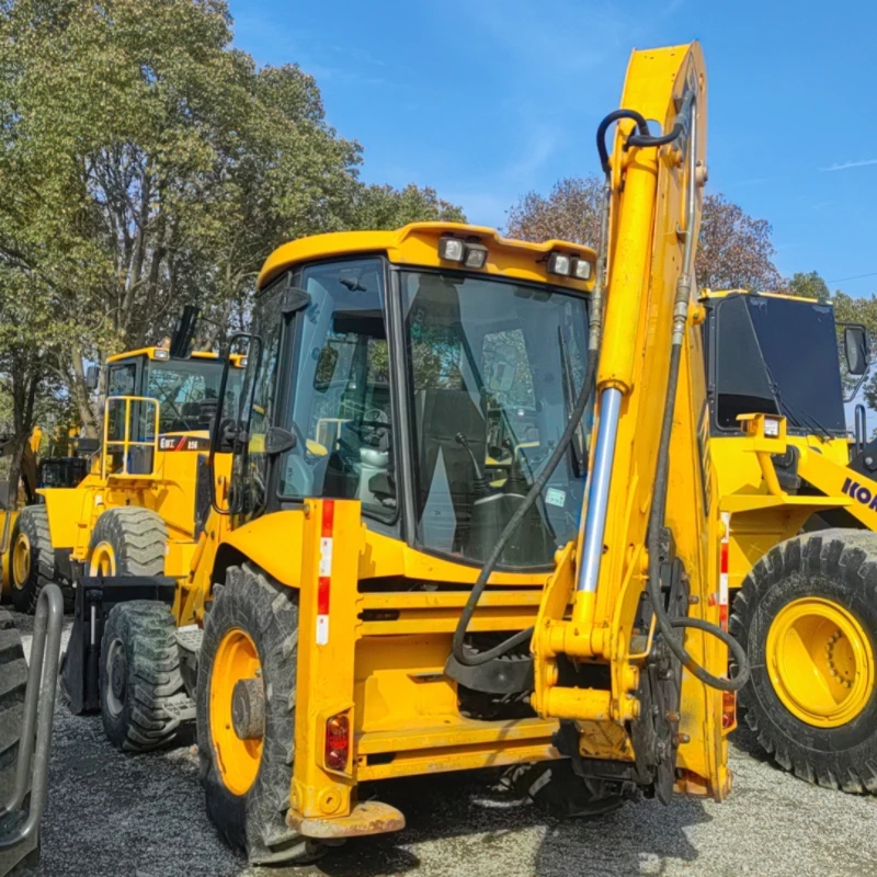 Погрузчик JCB 3CX-идеальный выбор для оживленных строительных площадок.