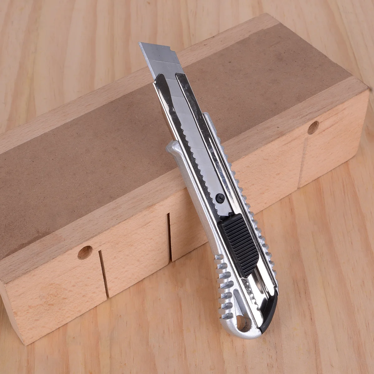 SHIND 37551 Aluminum Alloy Utility Knife 18mm*8 Snap-off Blade Multi-functional Cutter Removable Blade Snapper