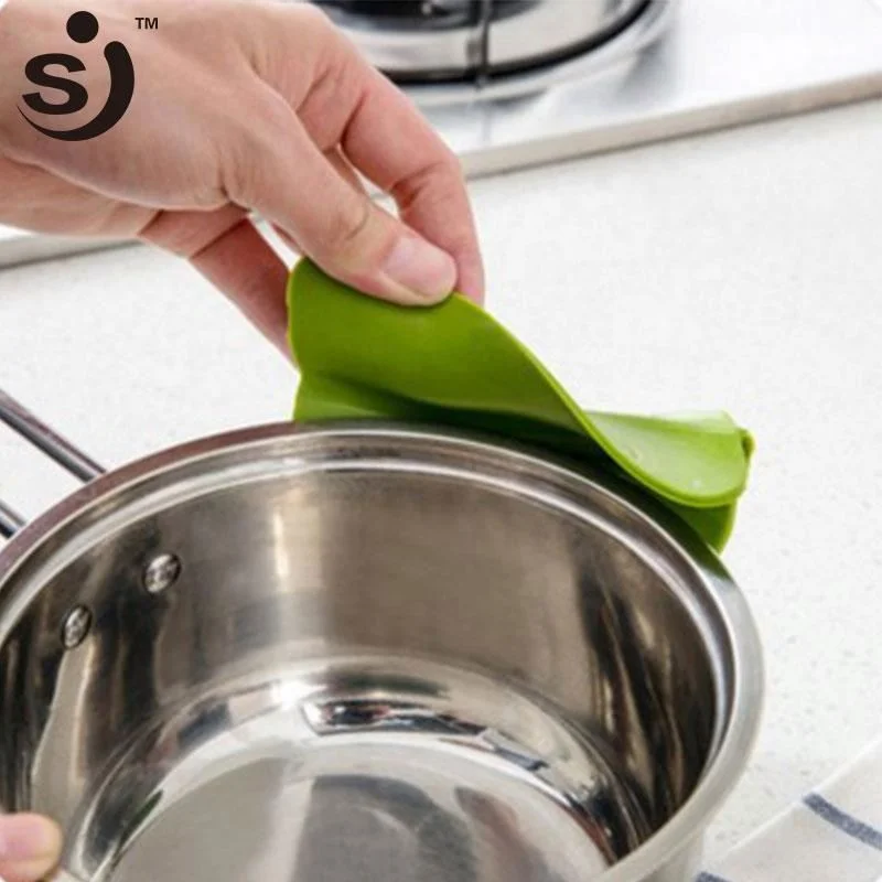 Chinese Professional Silicone Product Supplier Pour Spout, Silicone Slip On Non-Drip Pouring Spout Kitchen Utensils For Pots