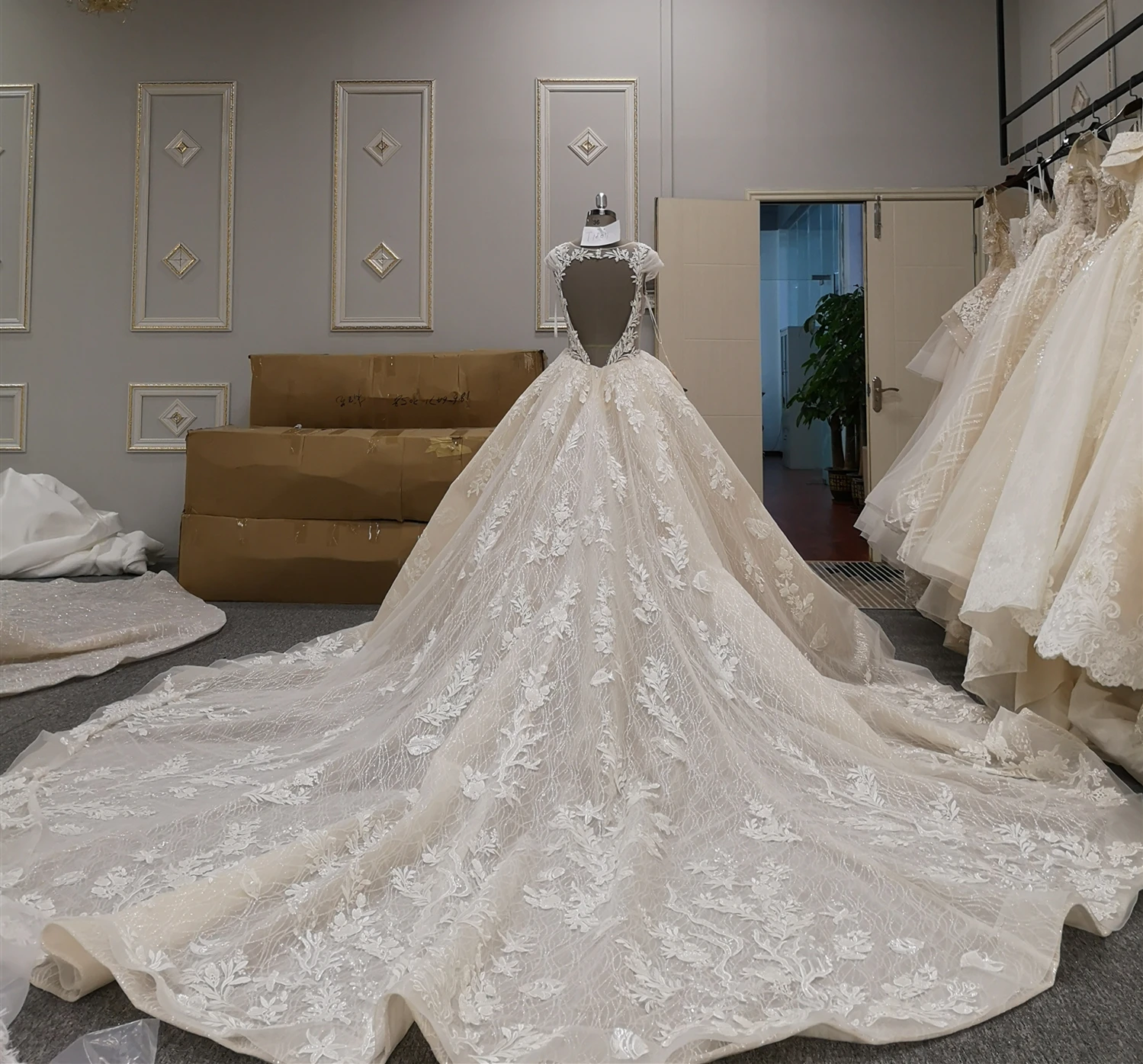 Latest deep v-neck design bridal gown with special natural pattern wedding dress