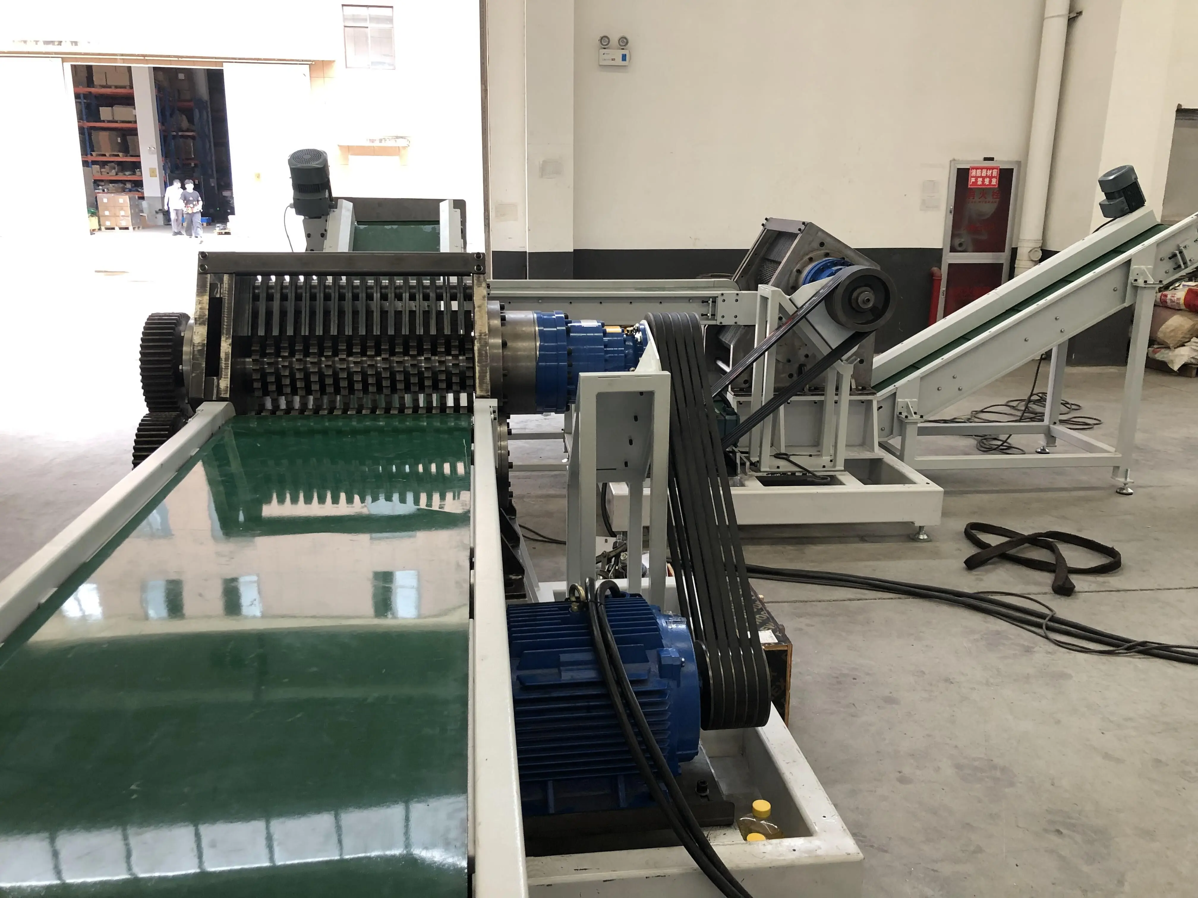 Industrial Two Shaft Paper Document Books Shredder with Conveyor