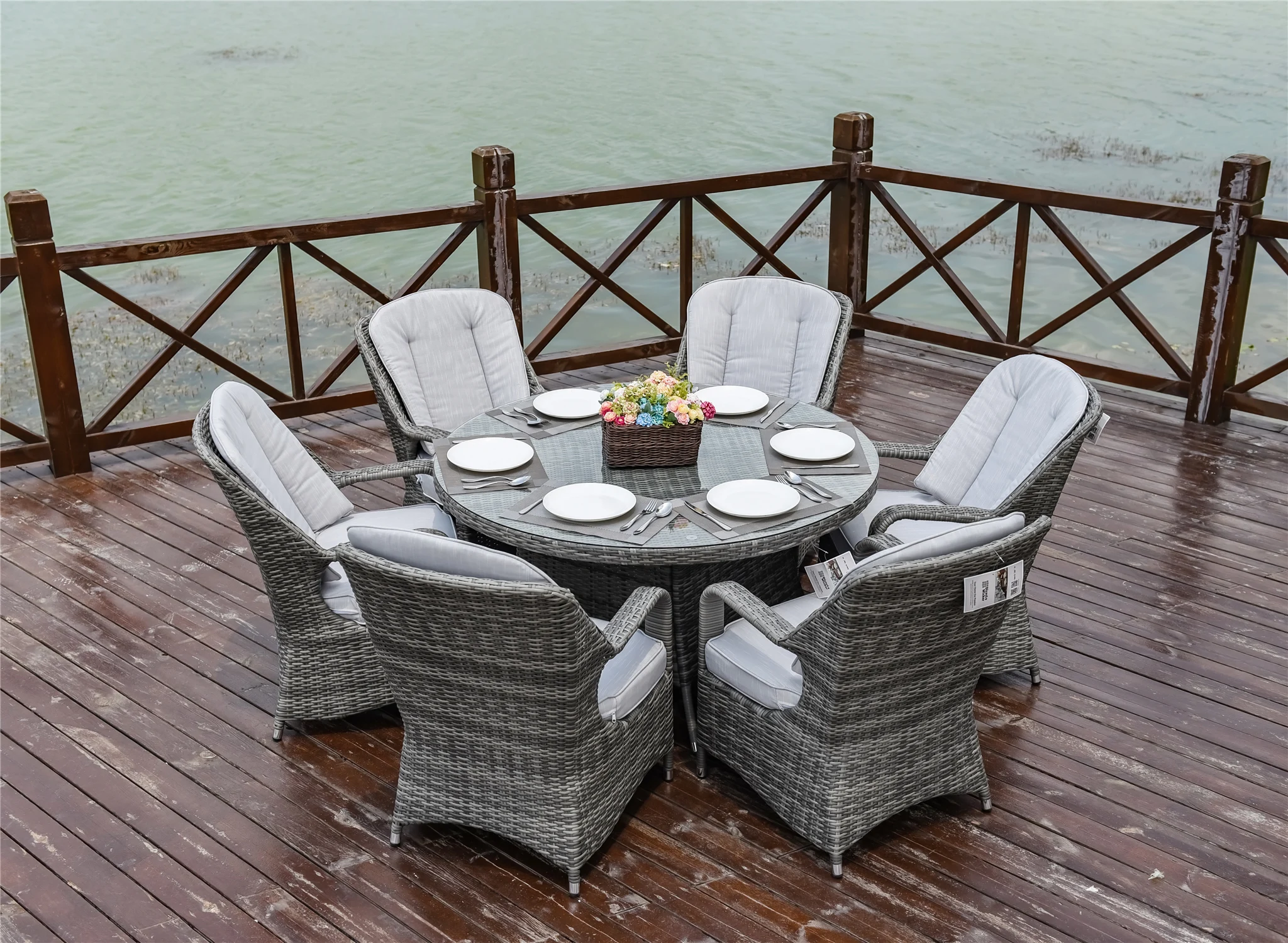 Economic and Practical Round Six-seater comfortable Patio Rattan set in the garden