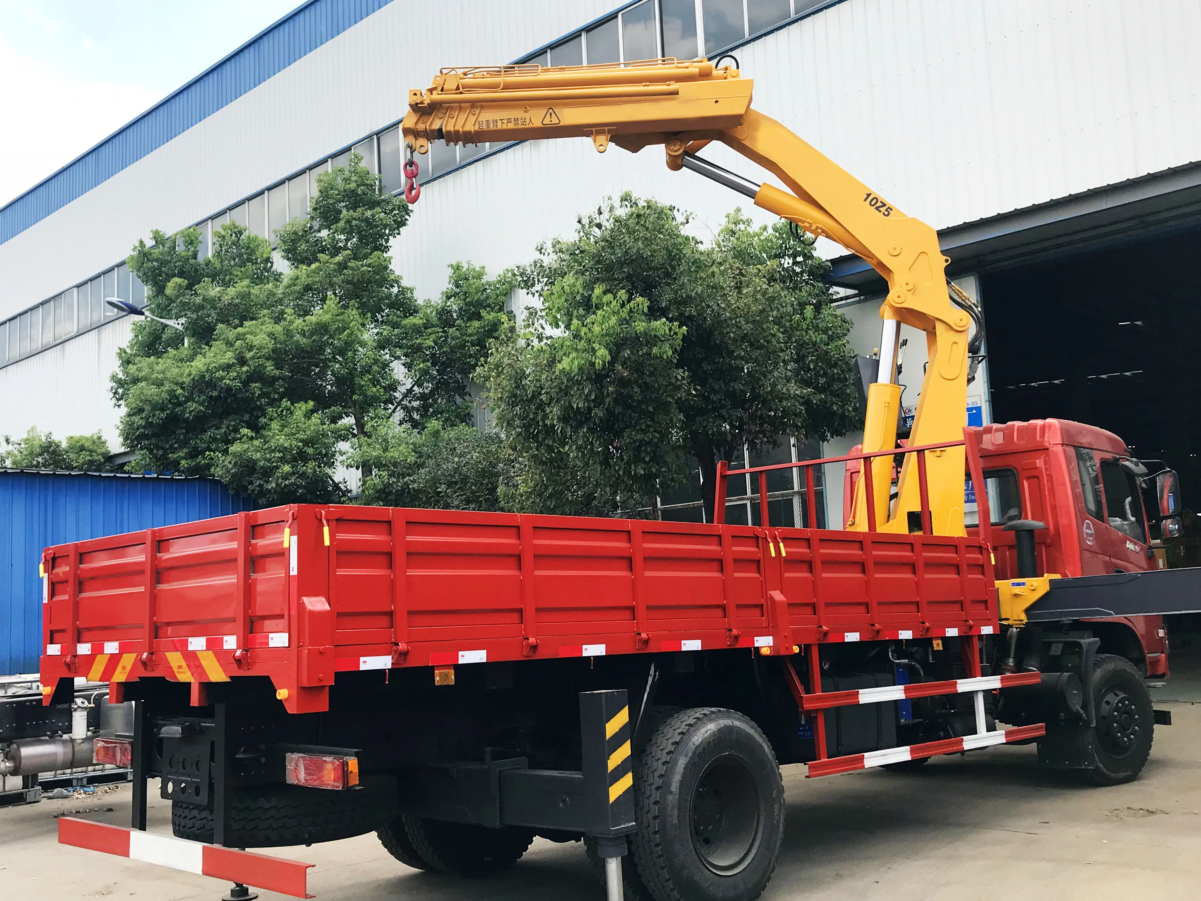 Dongfeng 8X4 Cargo Truck with 8 Ton Knuckle Boom Crane Truck Mounted Crane