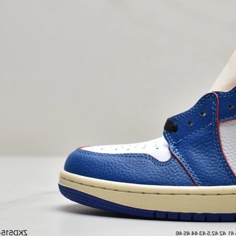 The production plant produces sample shoes, production design, cartoon beautiful and comfortable high-top net red sneakers