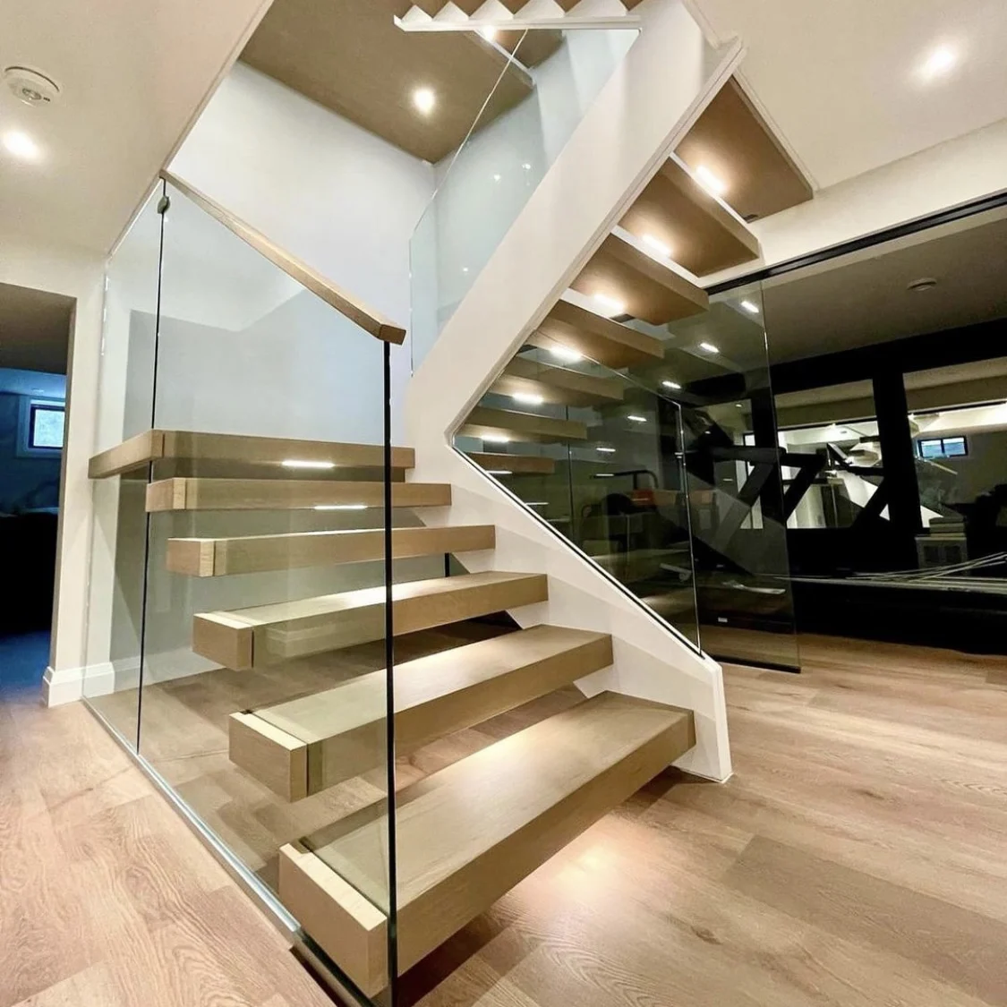 Rising commercial American Popular mono stringer straight floating stairs wooden staircase with glass railing with factory price