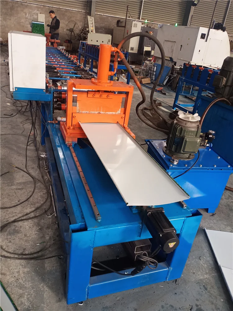 Factory customized metal fence profile automatic baffle plate pressing cold roll forming machine with high speed tracking cutter