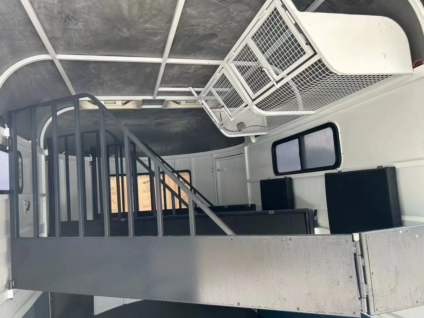 New 2-Horse Angle Loading  Float Horse Trailer with Box for Car Use