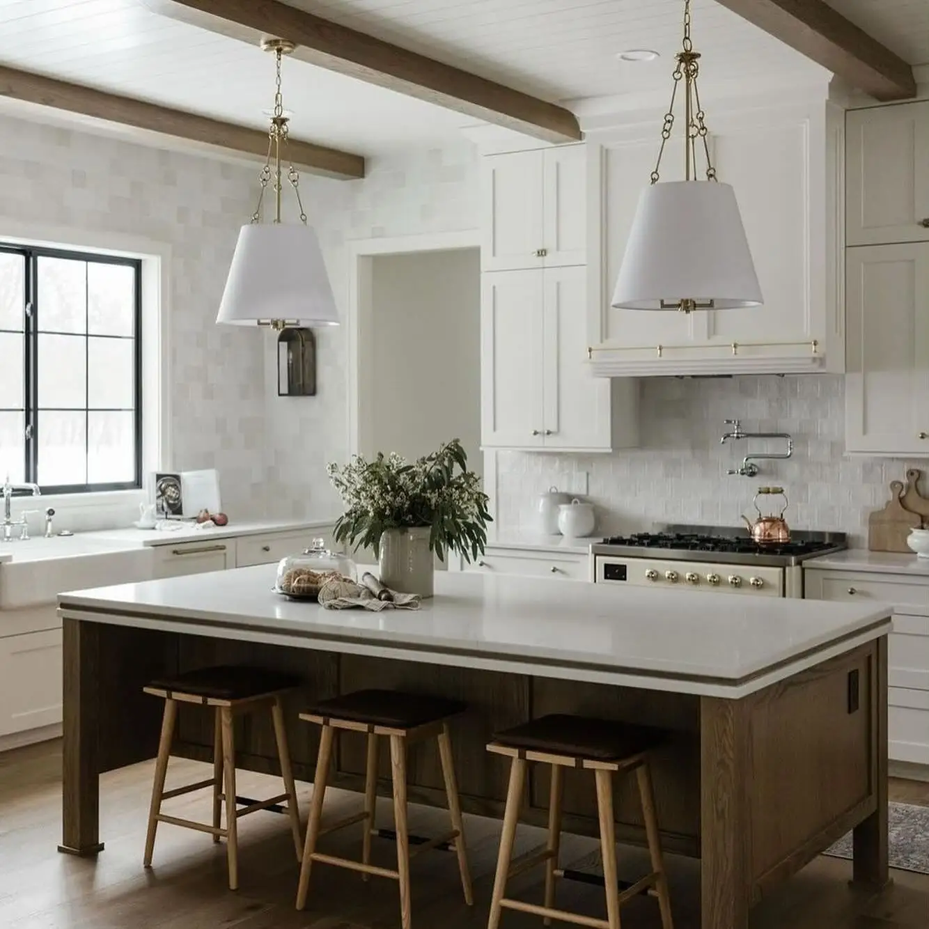 Шкаф кухонный из цельного дерева