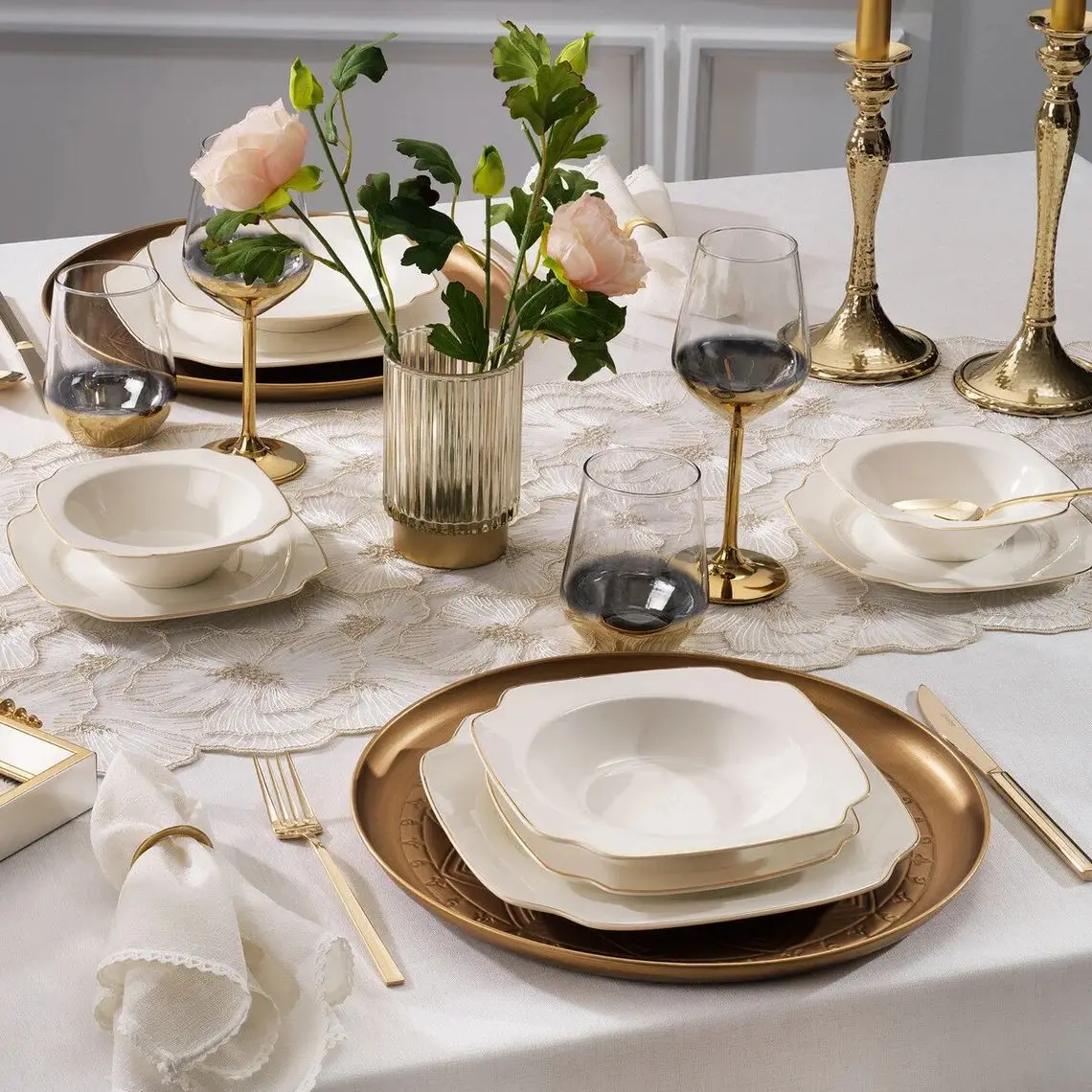 OEM ODM New Bone China Gold Plated Dinnerware Plates Sets Luxury Porcelain Royal Dinner Tableware Set