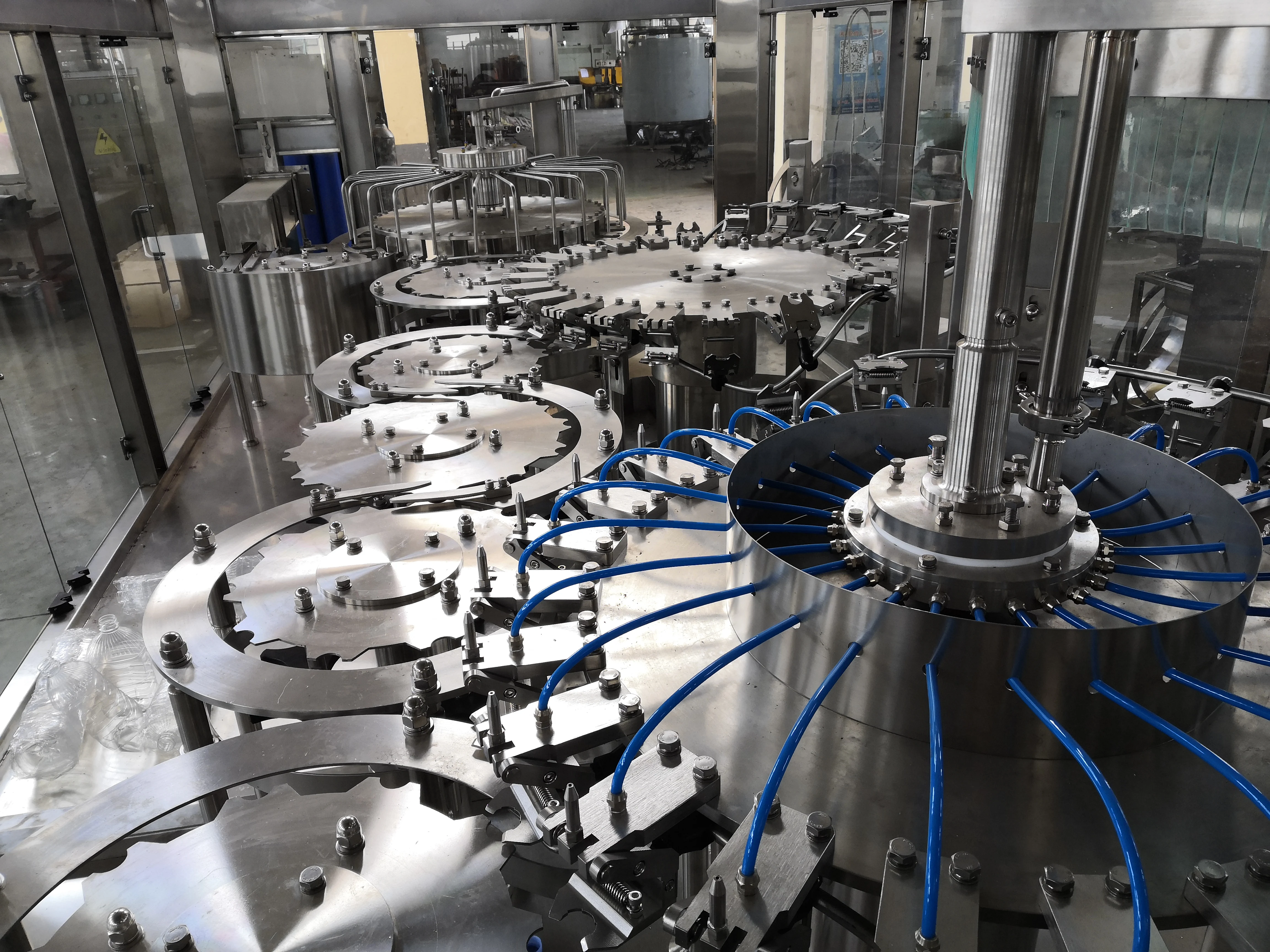 Заводская линия по производству соков машина для наполнения газированных напитков и упаковки