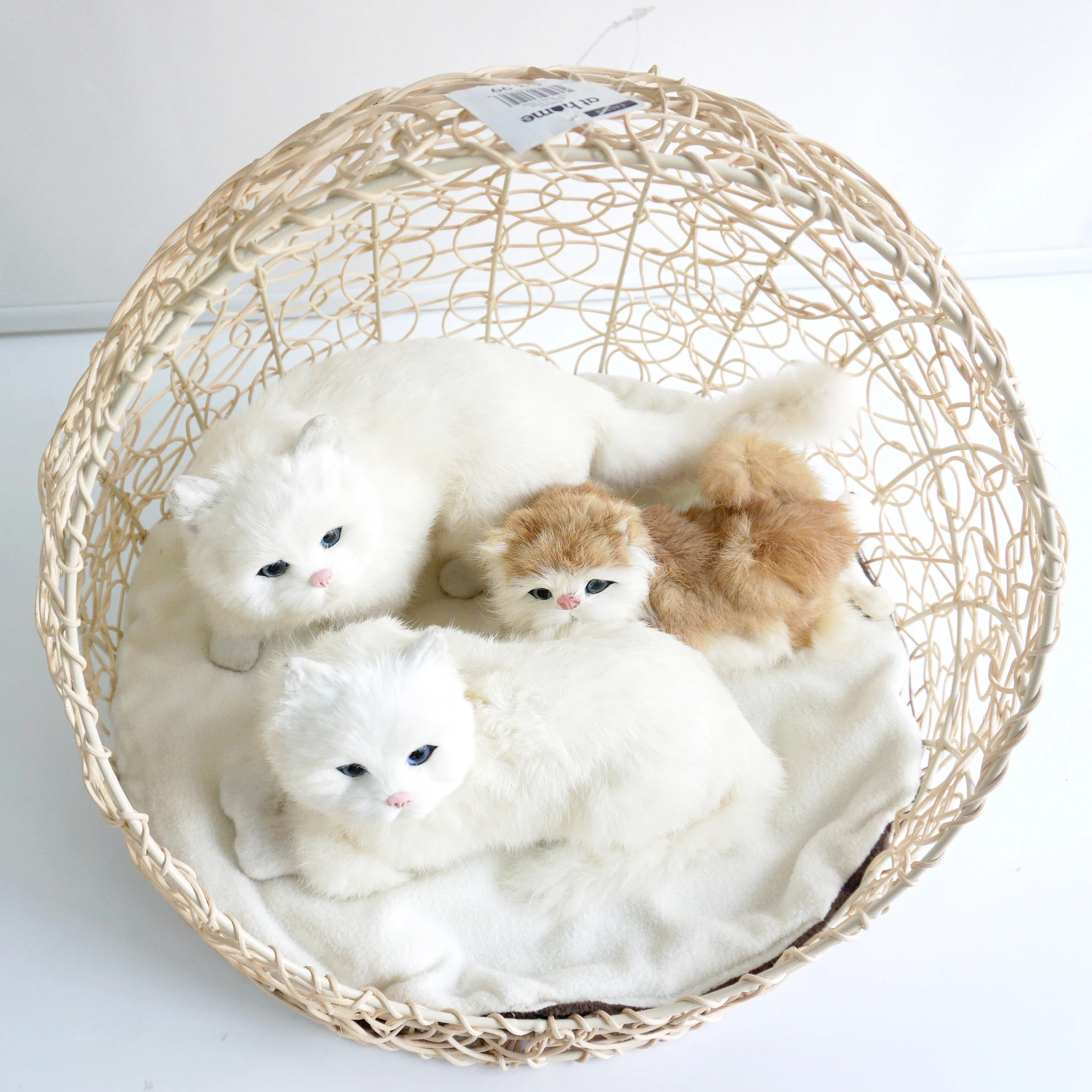 XH High Quality Wholesale Luxury Handmade Nature Rattan Comfortable Oval Shape dog House & Cat Bed pet cage basket