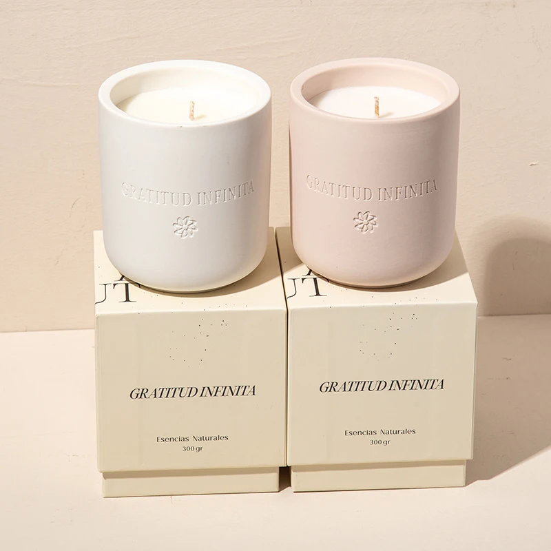 AIKUN Custom Carve Logo Ceramics Jar Luxury Aromatherapy White Soy Wax Home Decoration Scented Candle with Gift Box