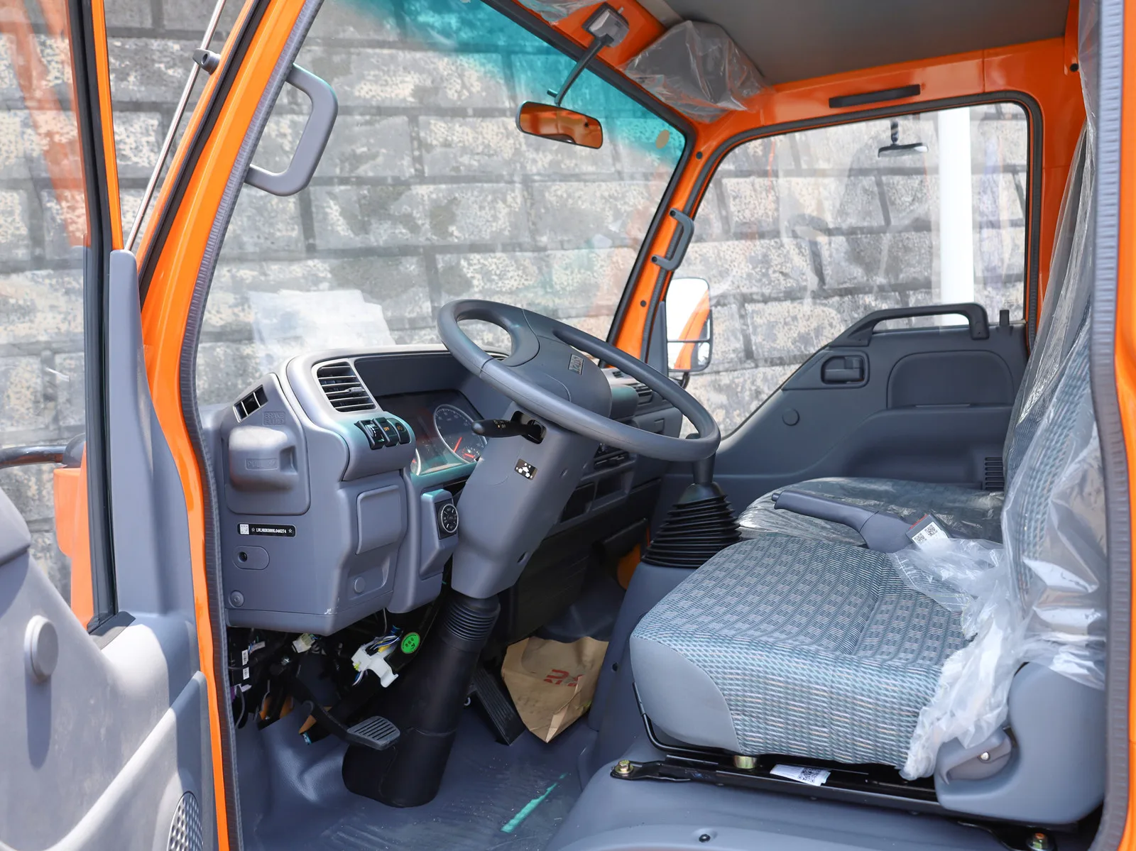 2024 Cheap Light Truck Isuzu elf NKR77 4x2 4KH1 engine 4 tons vegetable carrier cargo truck for sale