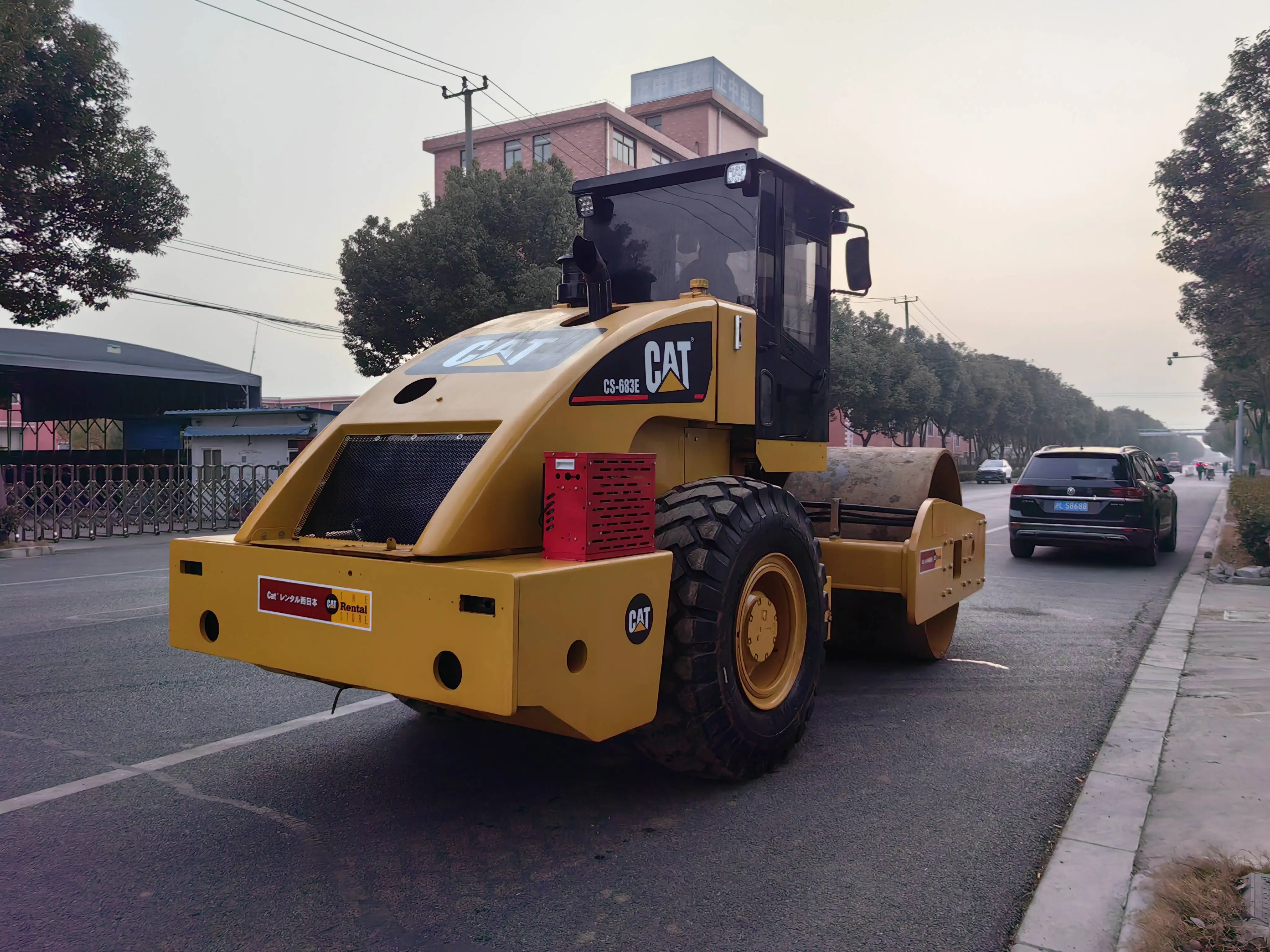 Подержанный мини-дорожный каток Caterpillar CS683 CS583 для продажи по хорошей цене