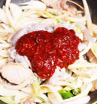 high quality chinese spicy crispy oil chili sauce paste chaude sriracha halal sauce chili  box packaging for chili sauce