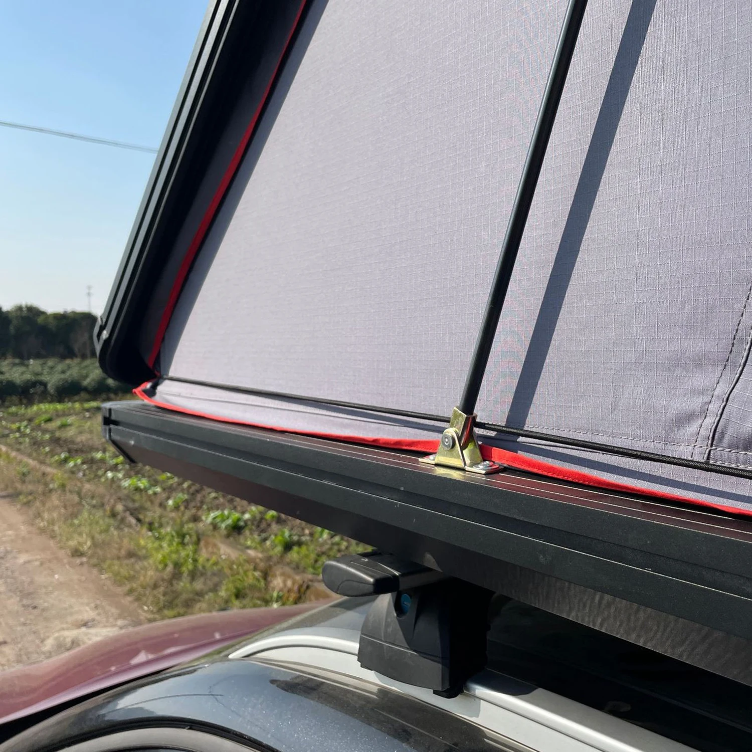 China Manufacture Rooftop Tent Foldable Car Roof Top Tent 2-3 Person Aluminium Triangle Camping SUV Car Roof Top Tent with Shell