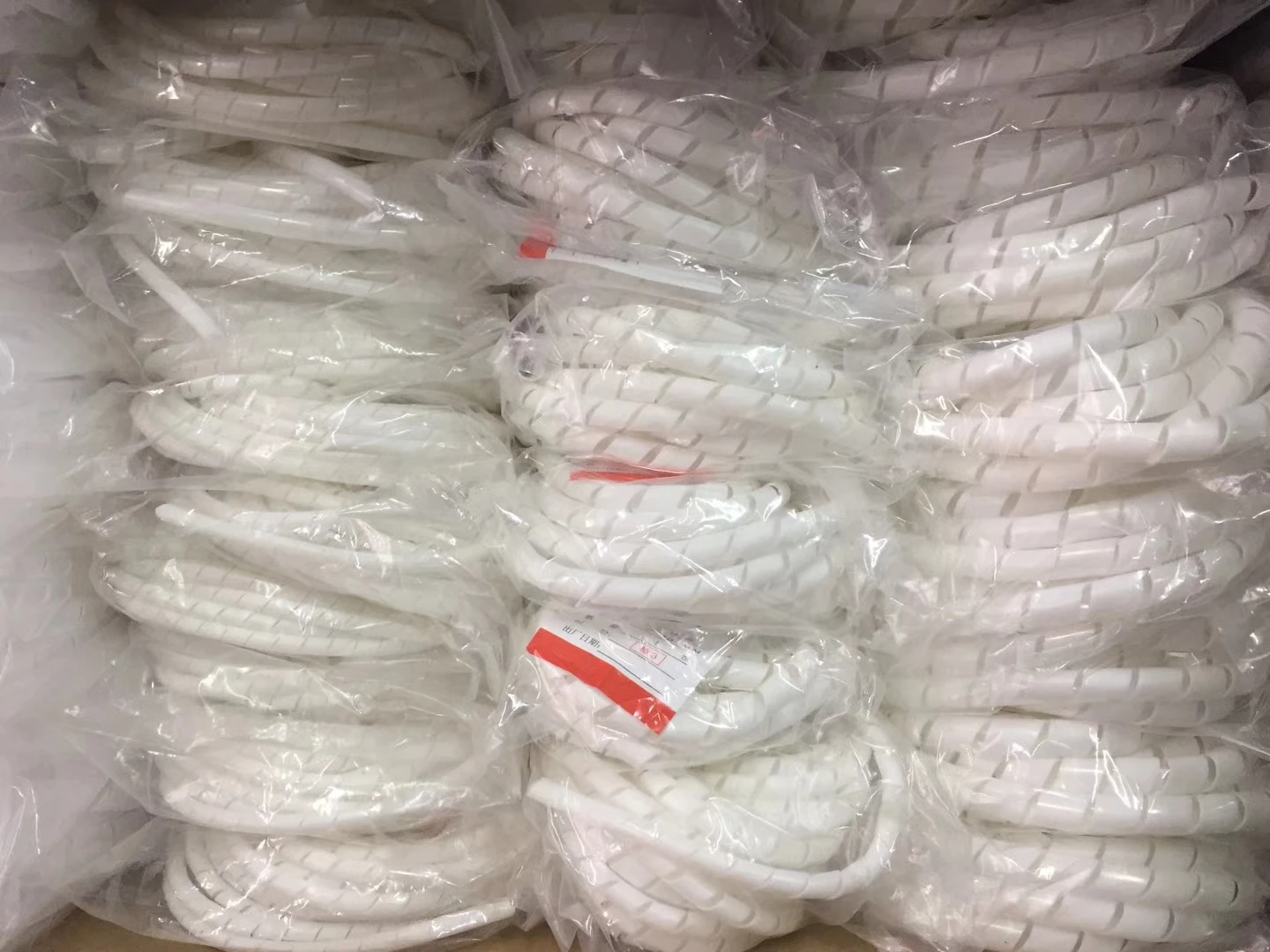 Одобренные CE ROHS полиэтиленовые пластиковые спиральные оберточные ленты PE белый черный круглый спиральный провод оберточная лента