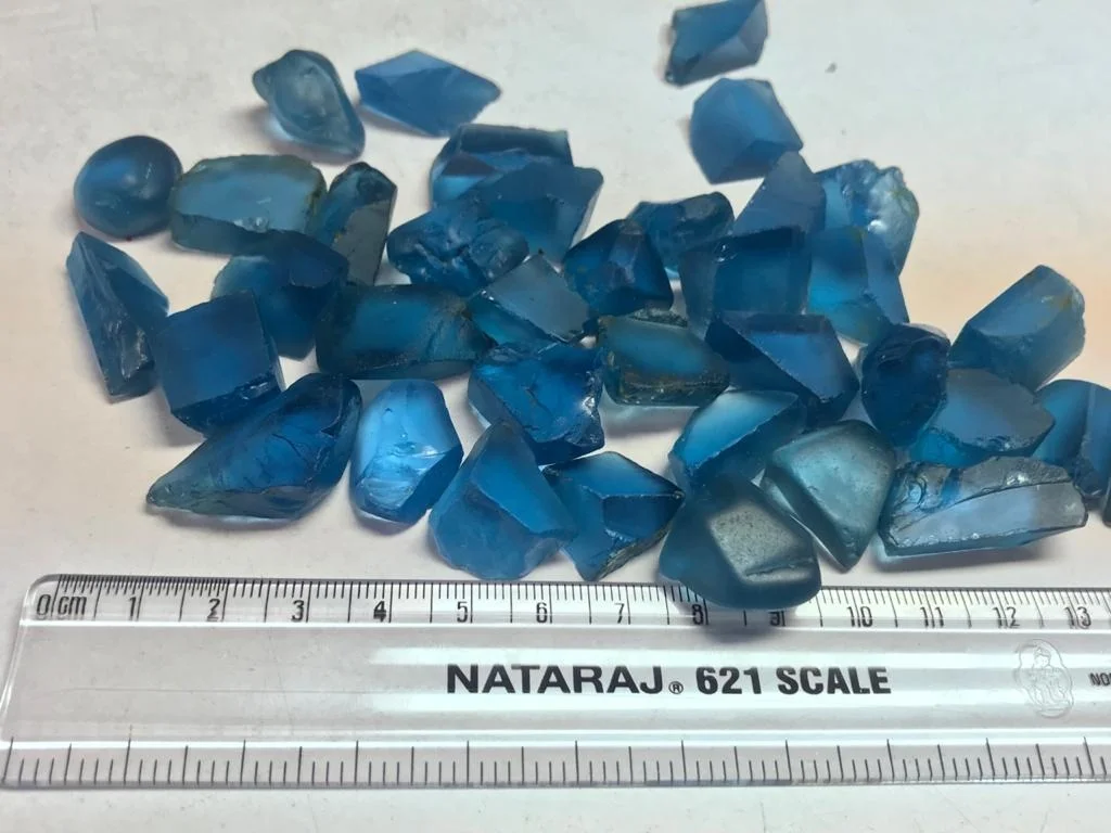 Необработанные камни высшего качества с изображением лондонского голубого топаза